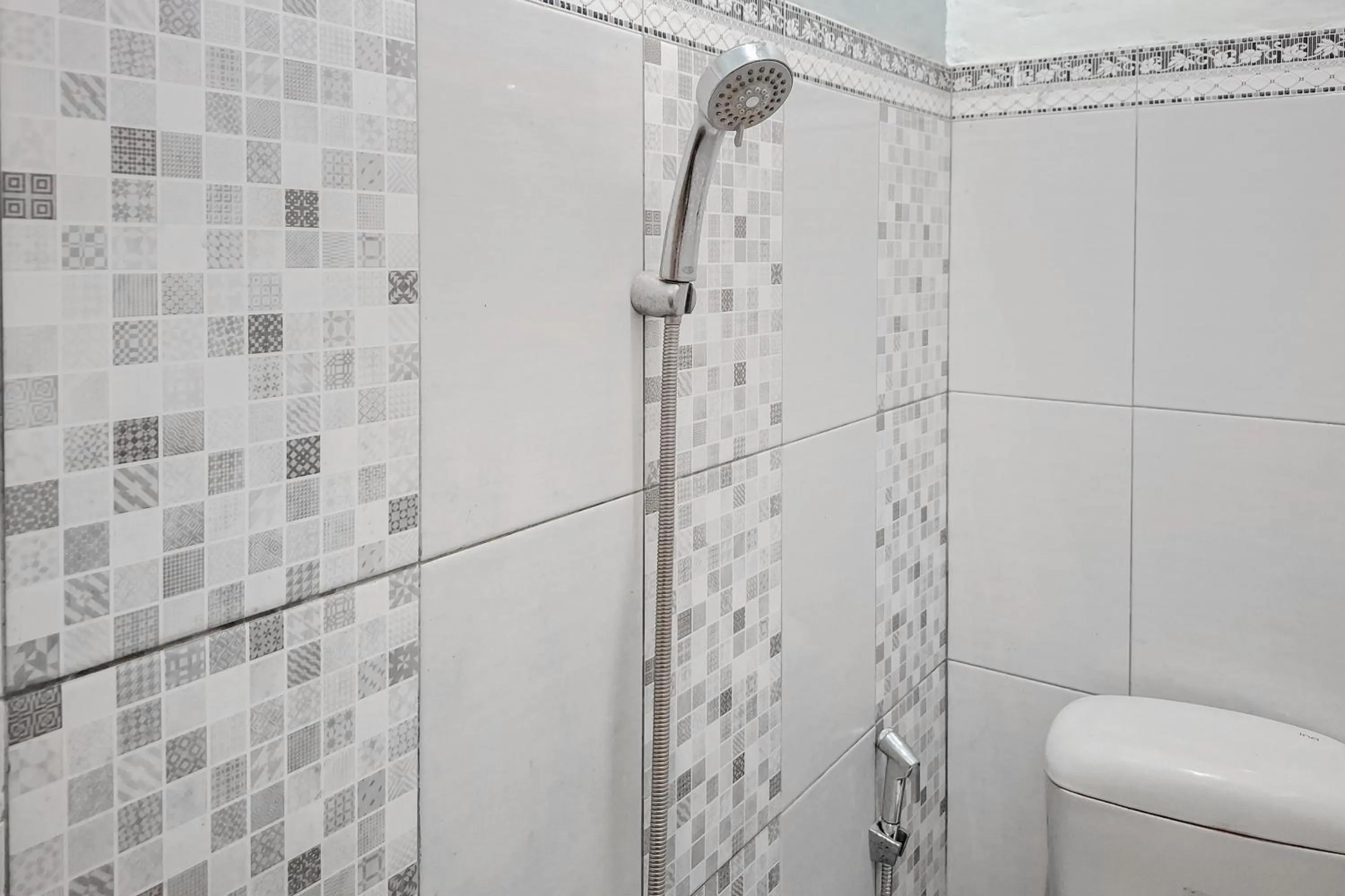 Bathroom in RedDoorz Syariah at Fariza Guesthouse Kendal