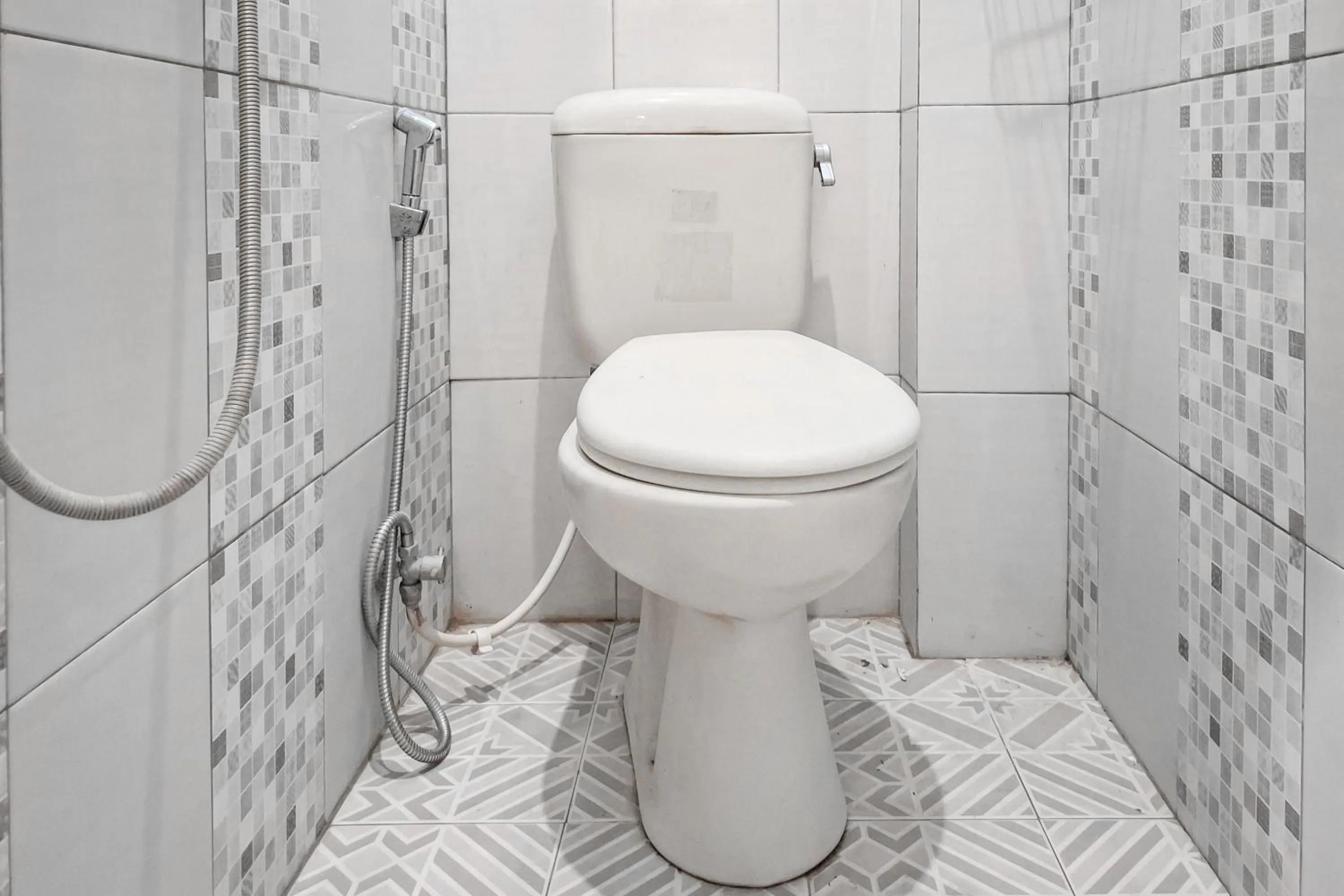 Bathroom in RedDoorz Syariah at Fariza Guesthouse Kendal