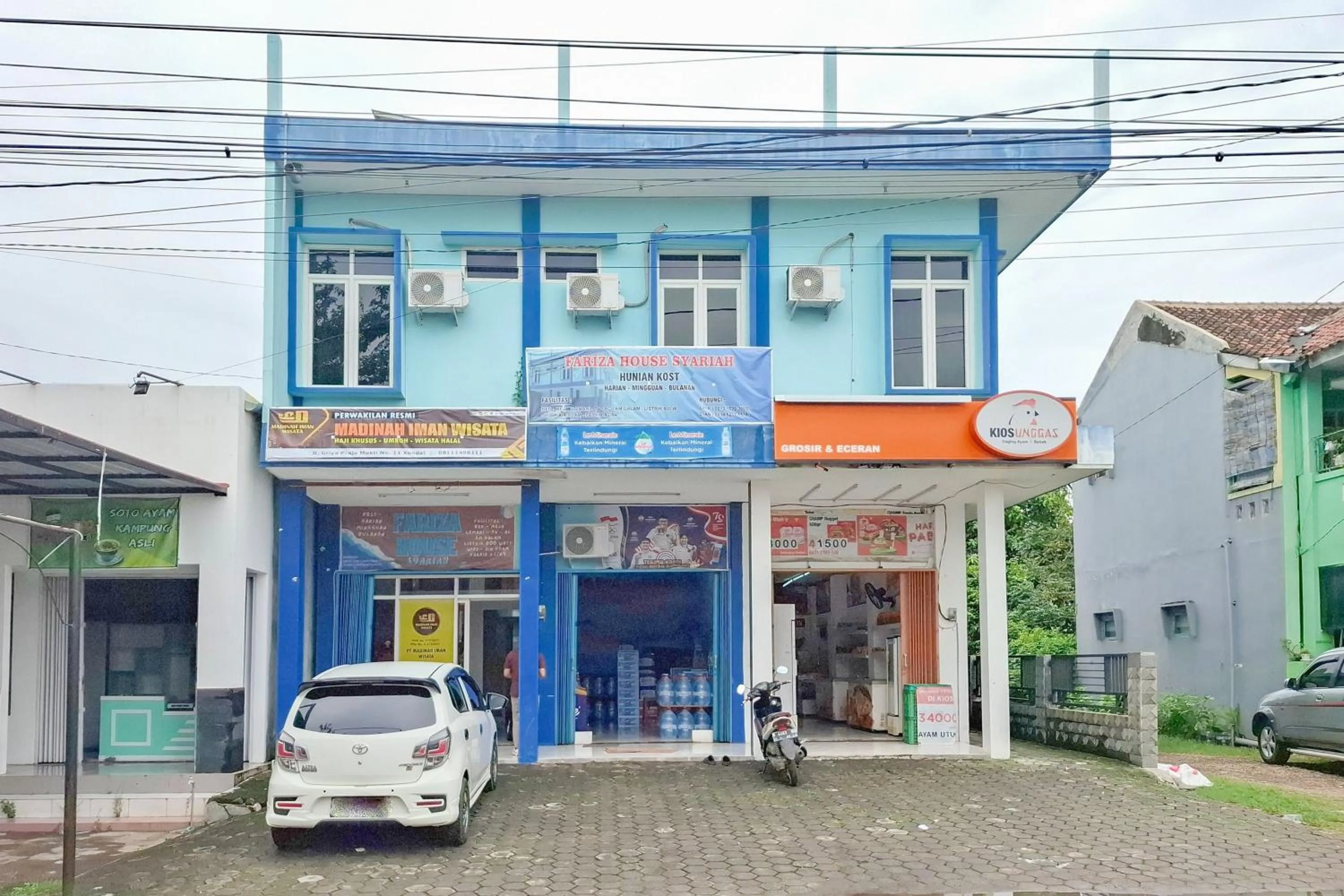 Facade/entrance in RedDoorz Syariah at Fariza Guesthouse Kendal