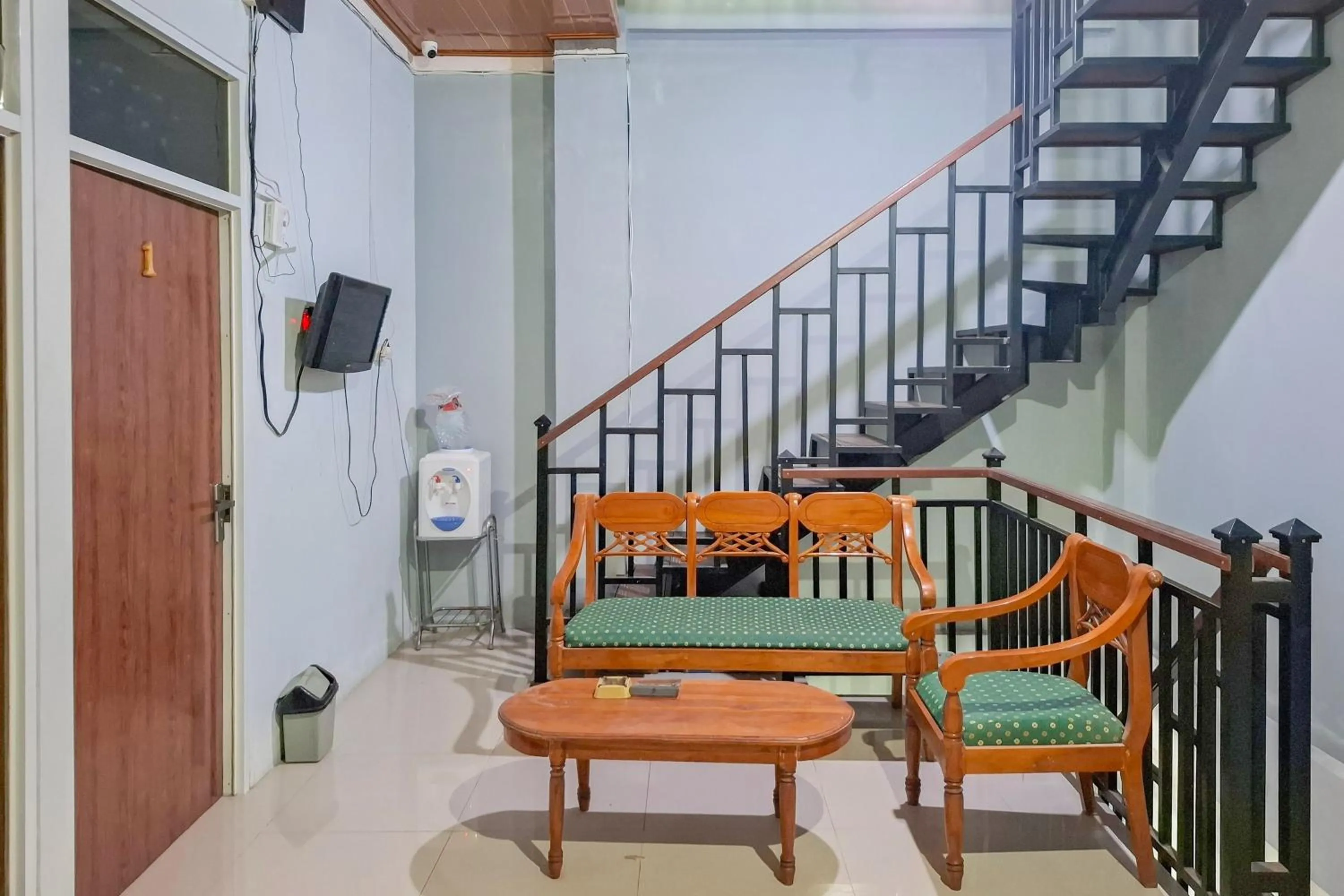 Seating area in RedDoorz Syariah at Fariza Guesthouse Kendal