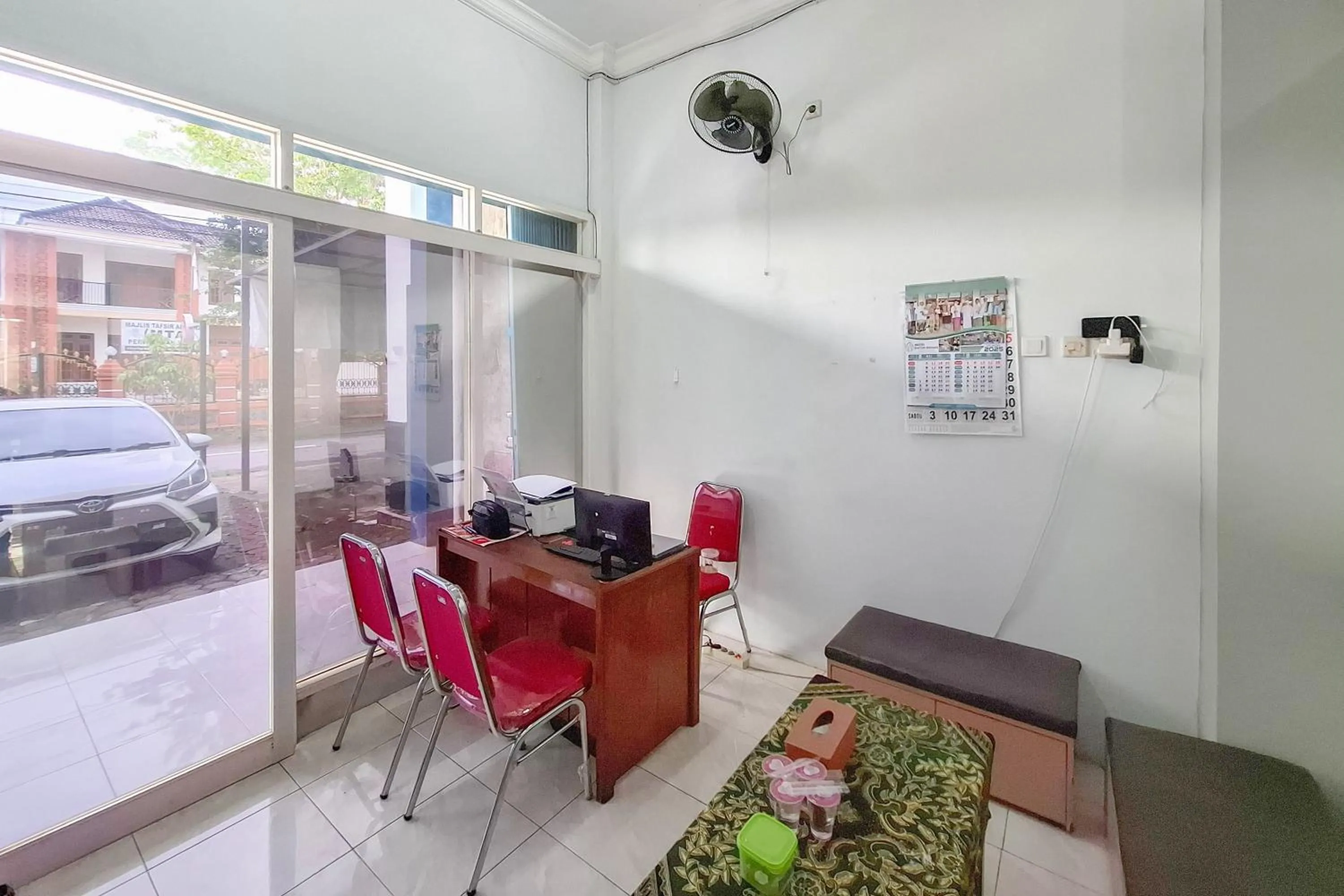 Lobby or reception in RedDoorz Syariah at Fariza Guesthouse Kendal