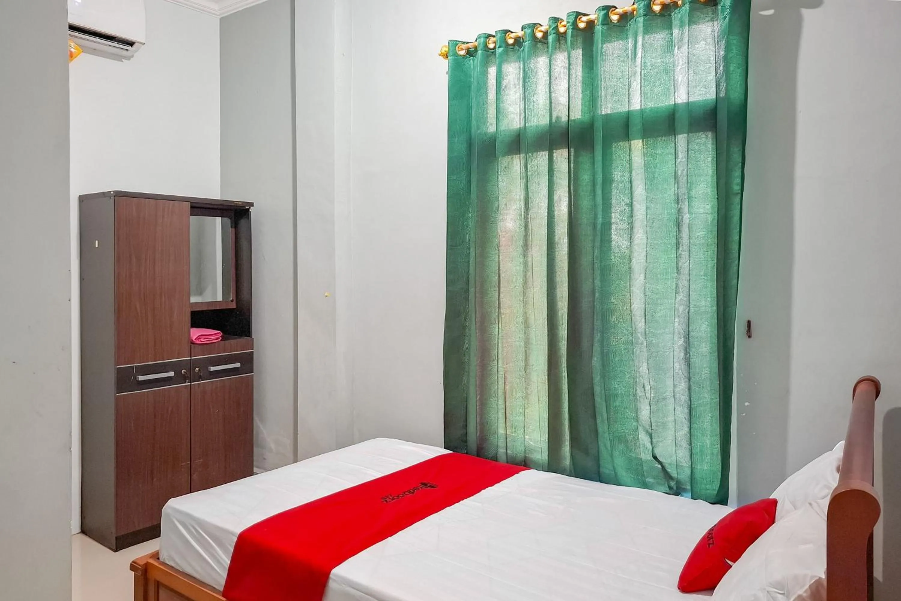 Bedroom, Bed in RedDoorz Syariah at Fariza Guesthouse Kendal