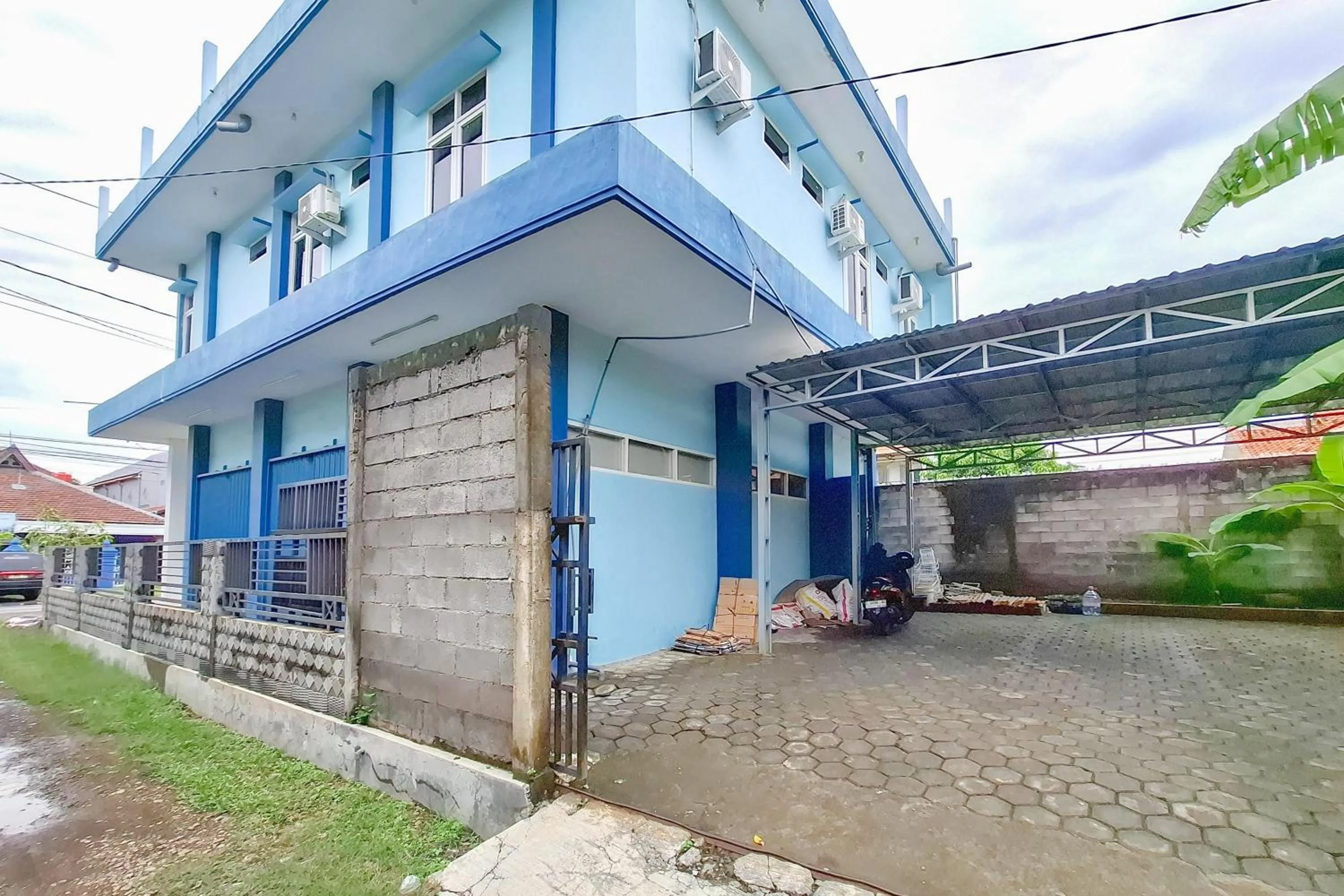 Facade/entrance in RedDoorz Syariah at Fariza Guesthouse Kendal