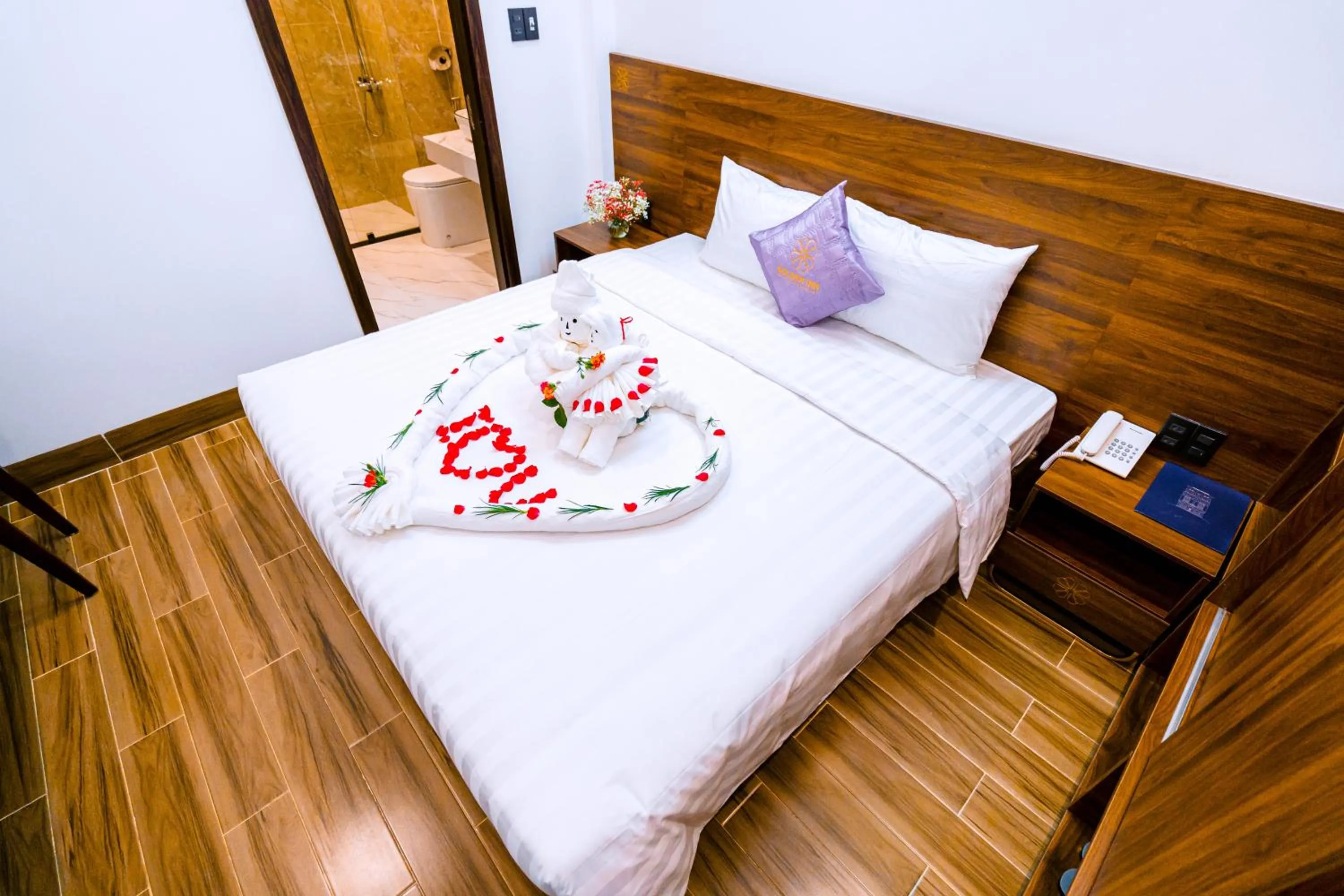 Shower, Bed in Hue Golden Inn Hotel