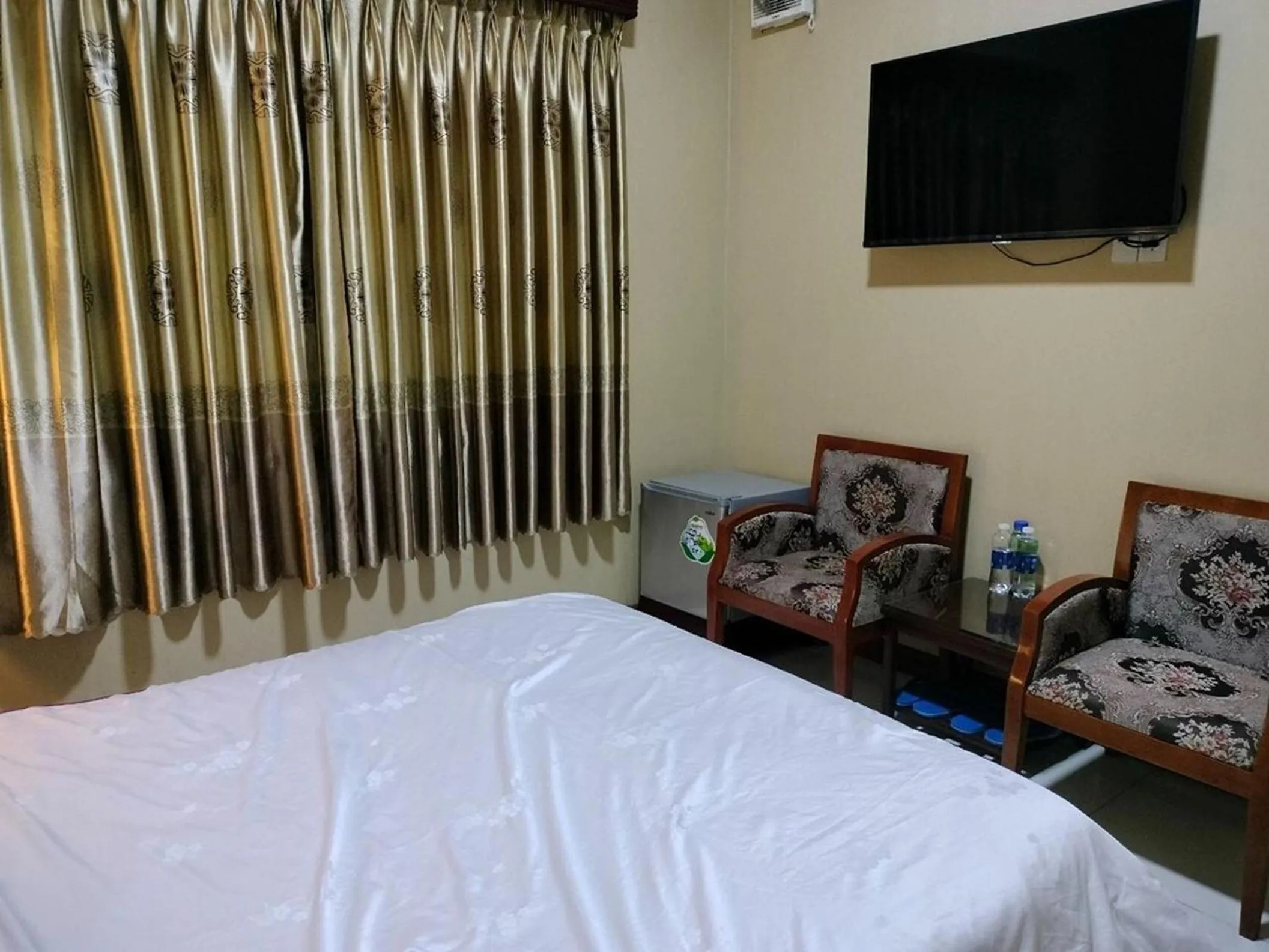 Photo of the whole room, Bed in Tam Tin Hotel