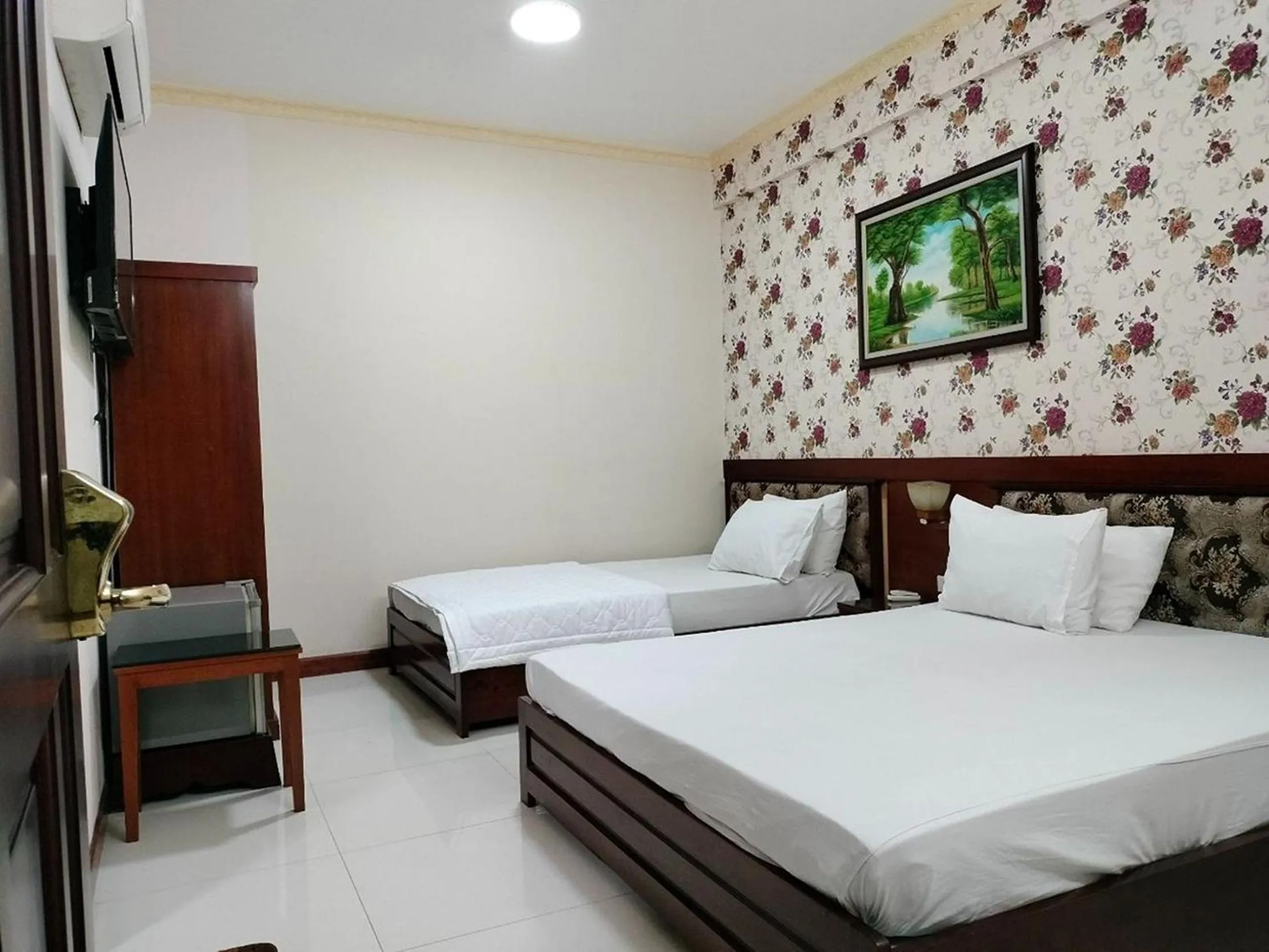 Photo of the whole room, Bed in Tam Tin Hotel