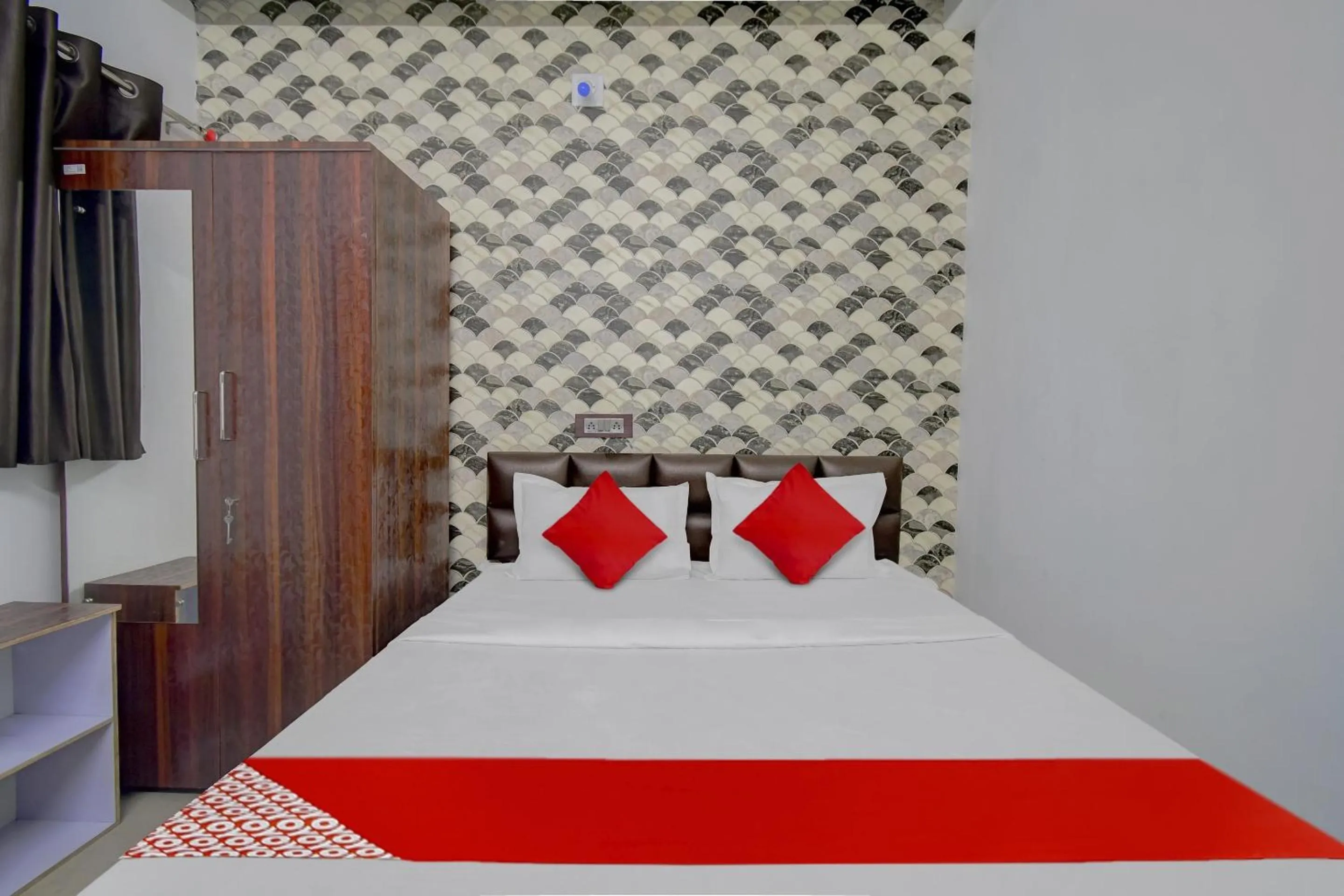 Facade/entrance, Bed in Hotel O ALISHA LODGE