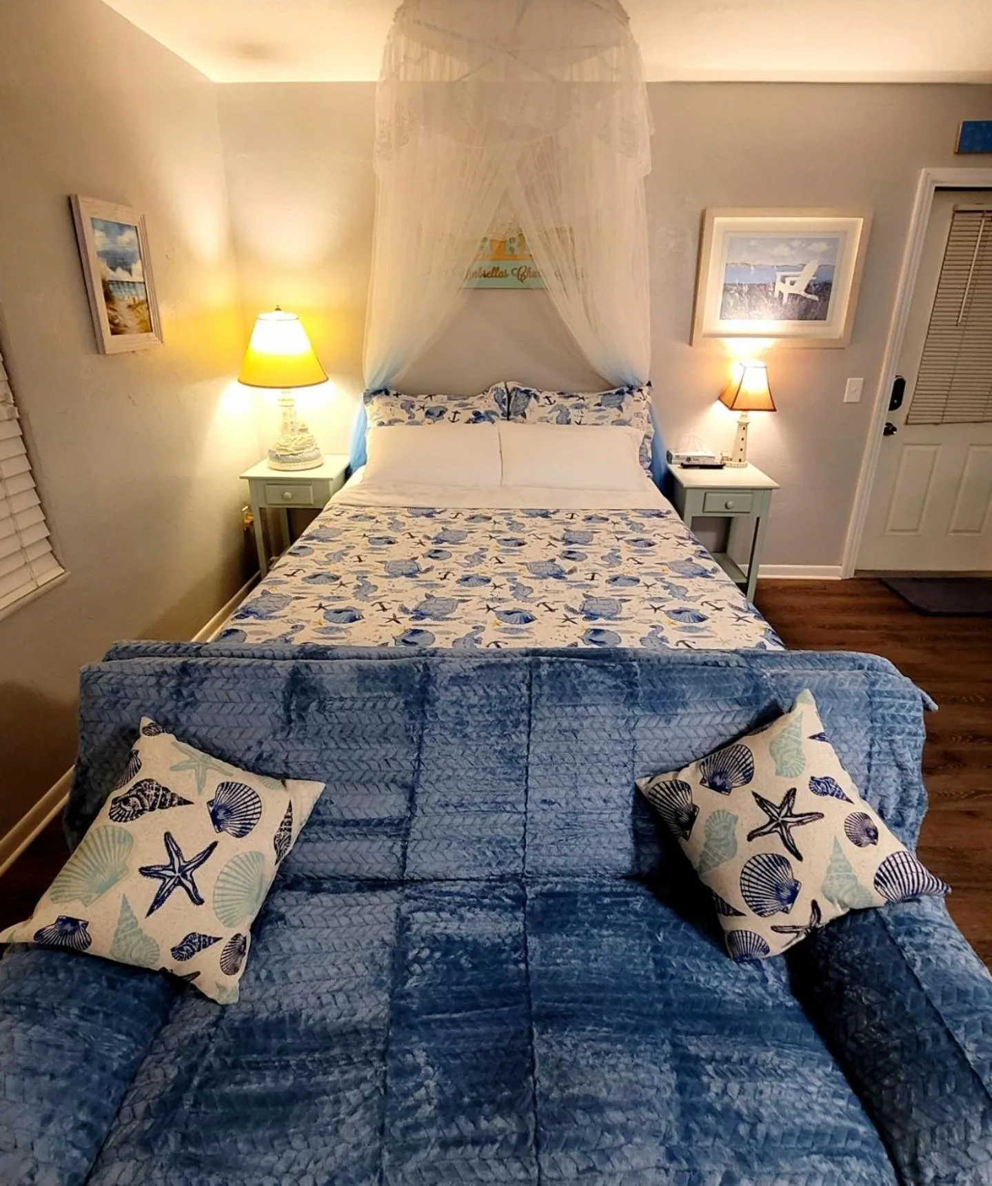 Bed in Searenity, Waterside studio in the heart of Treasure Island, walk to beach