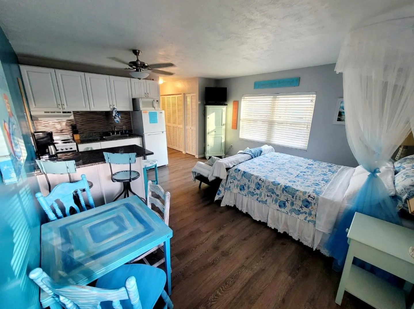 Bed in Searenity, Waterside studio in the heart of Treasure Island, walk to beach