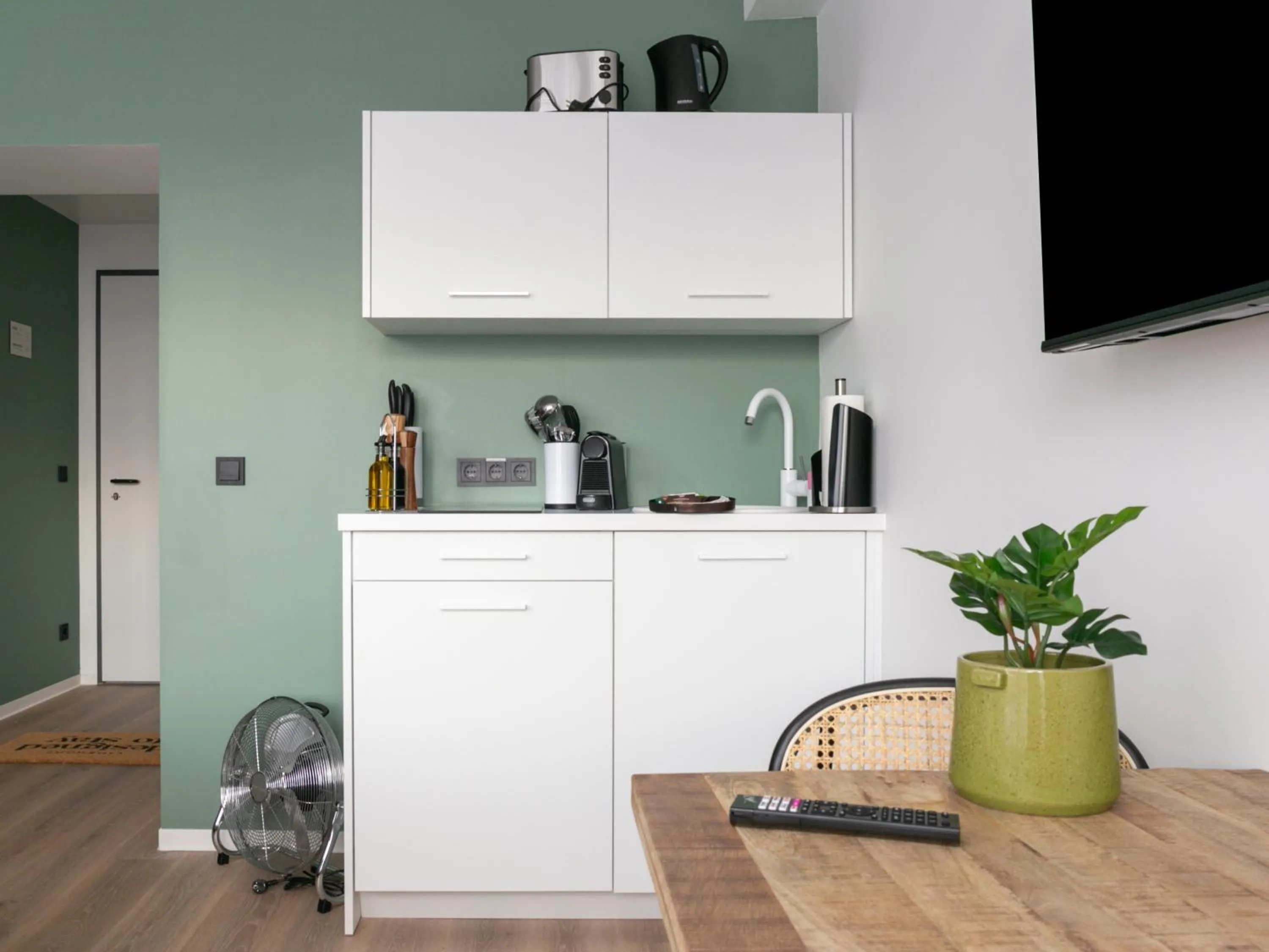 Kitchen or kitchenette in Limehome Saarbrücken Berliner Promenade