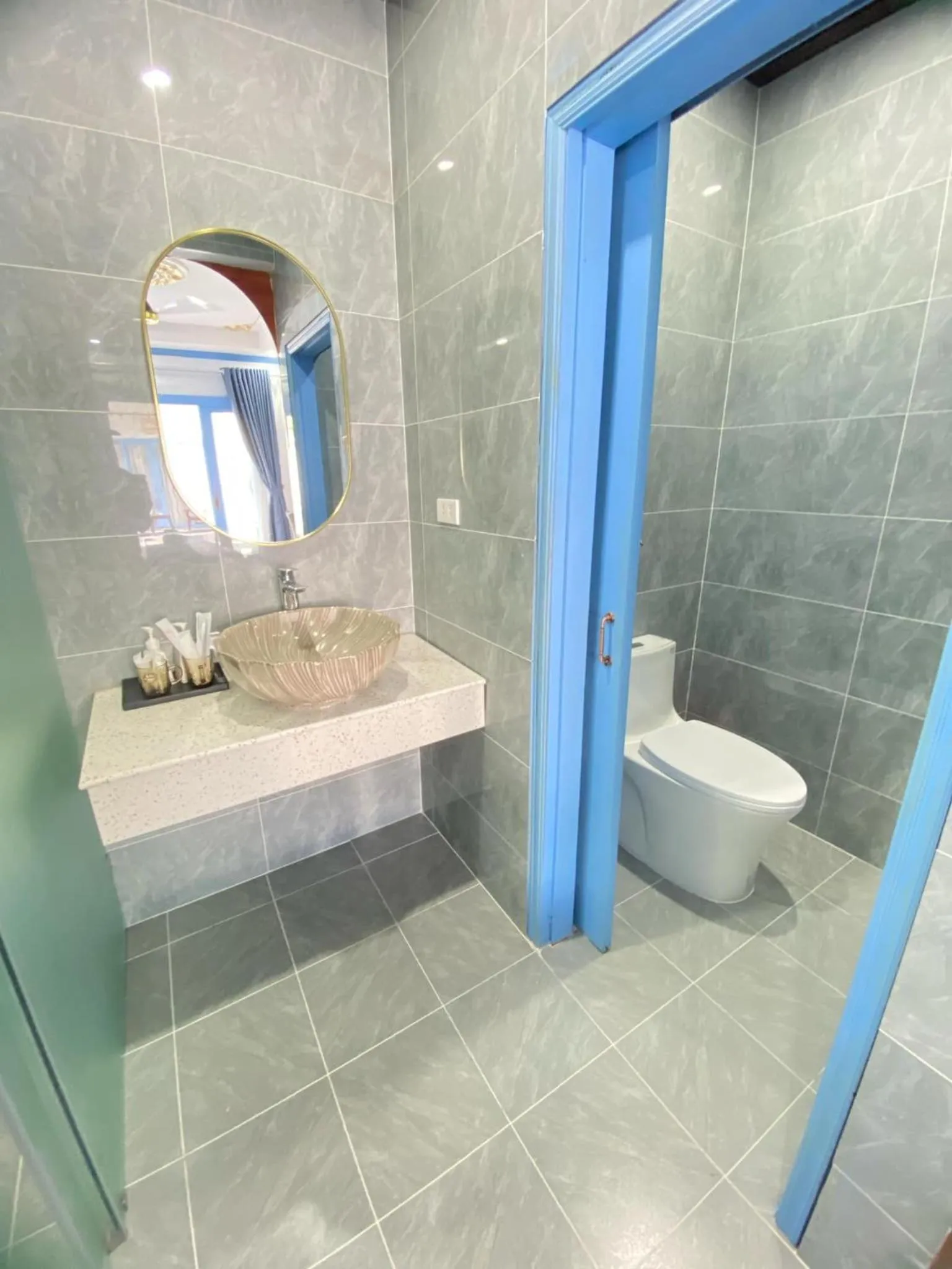 Shower in Sadakham Hotel