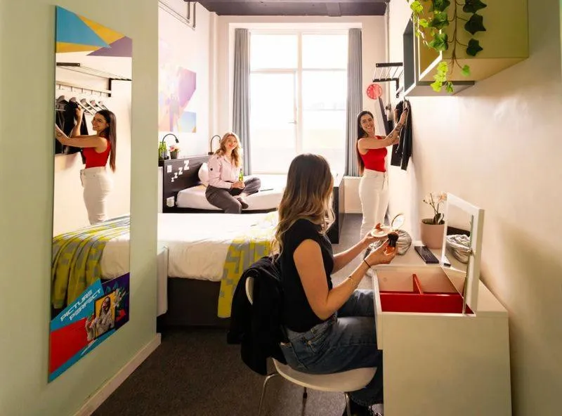 REZz Temple Bar, Dublin