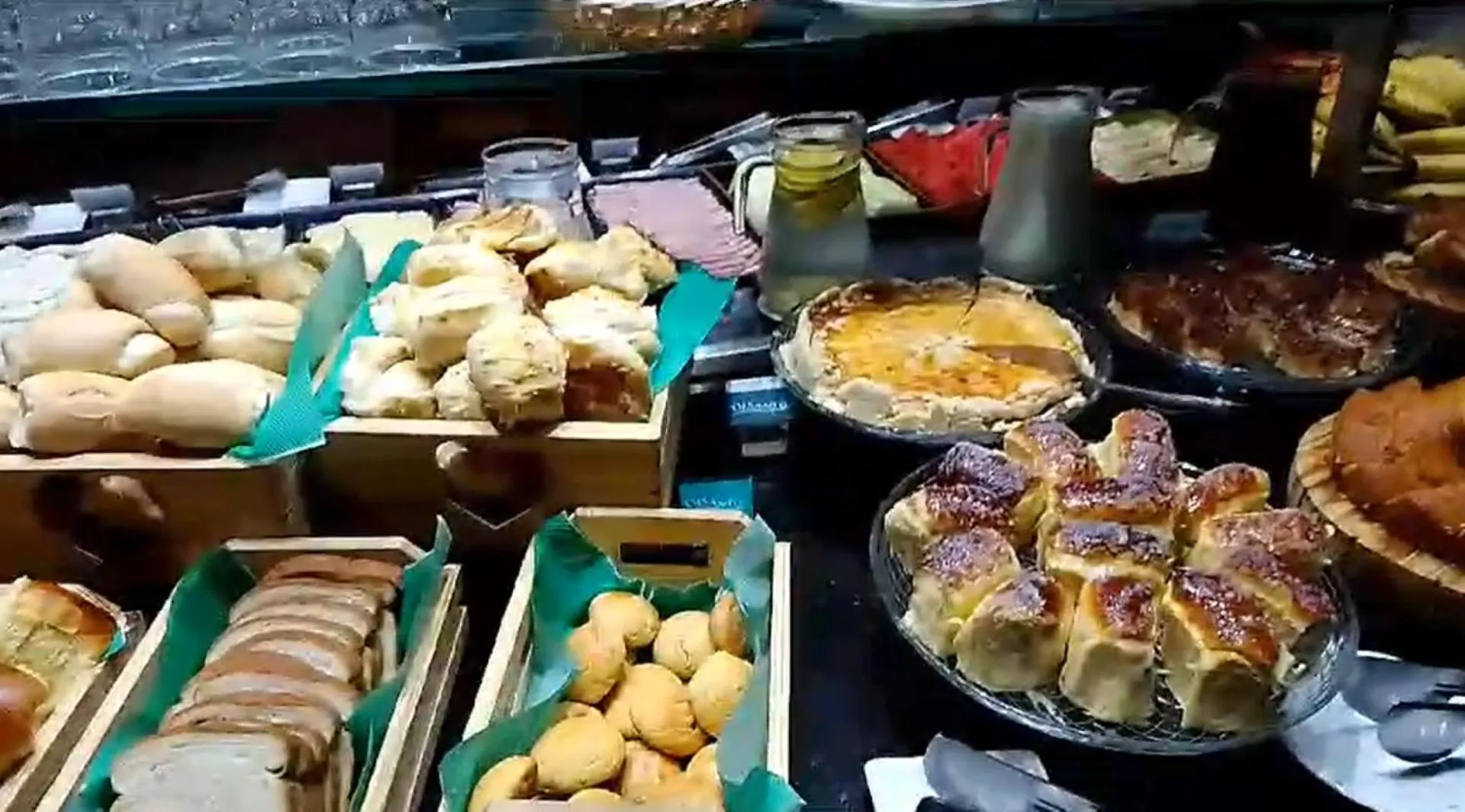 Breakfast in Cosmopolitan Praia Flat