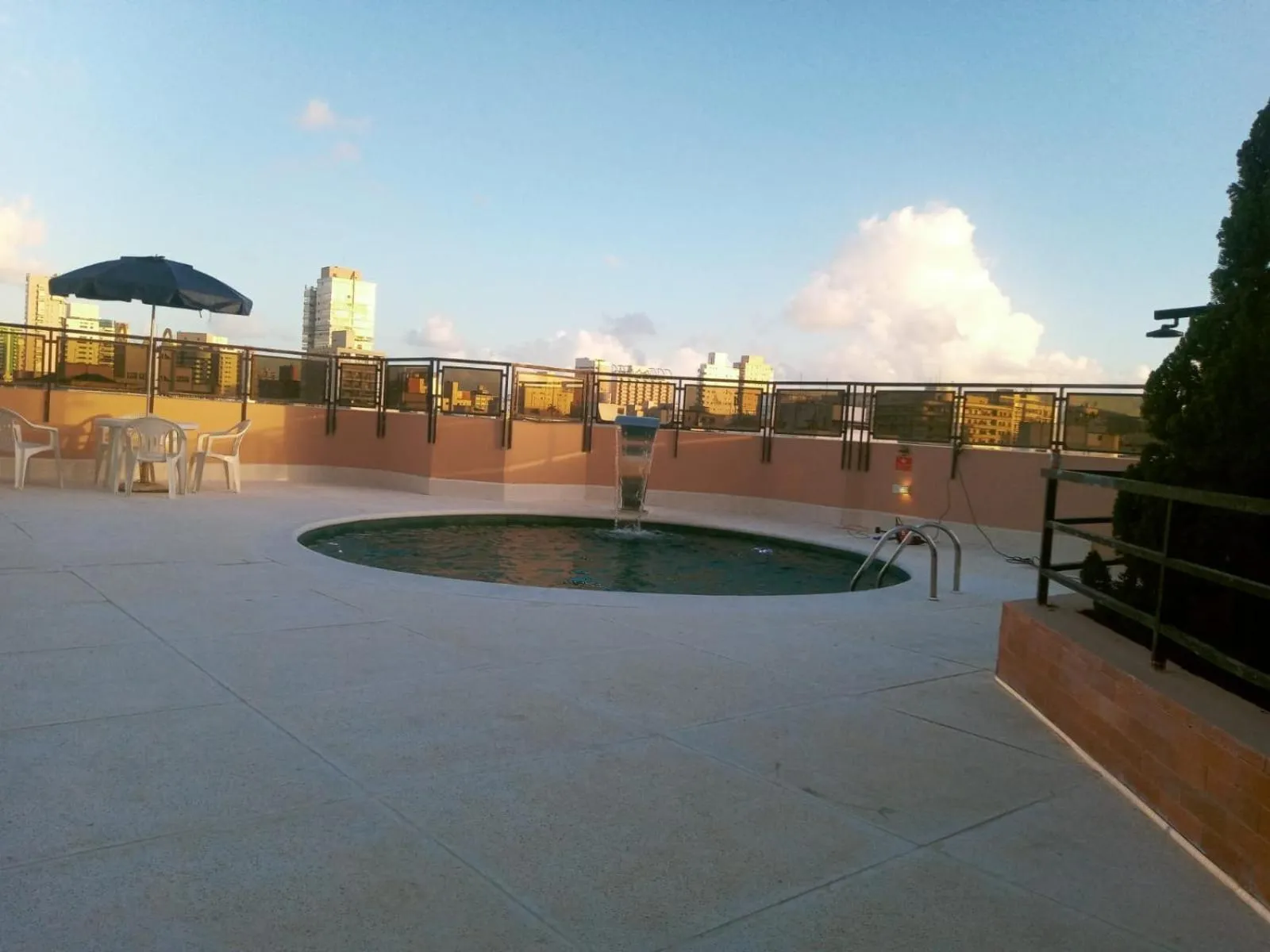 Swimming pool in Cosmopolitan Praia Flat