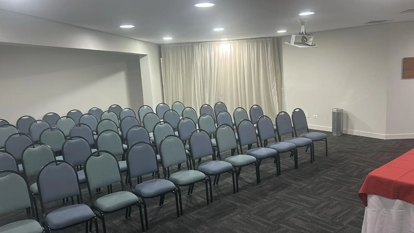 Meeting/conference room in Cosmopolitan Praia Flat
