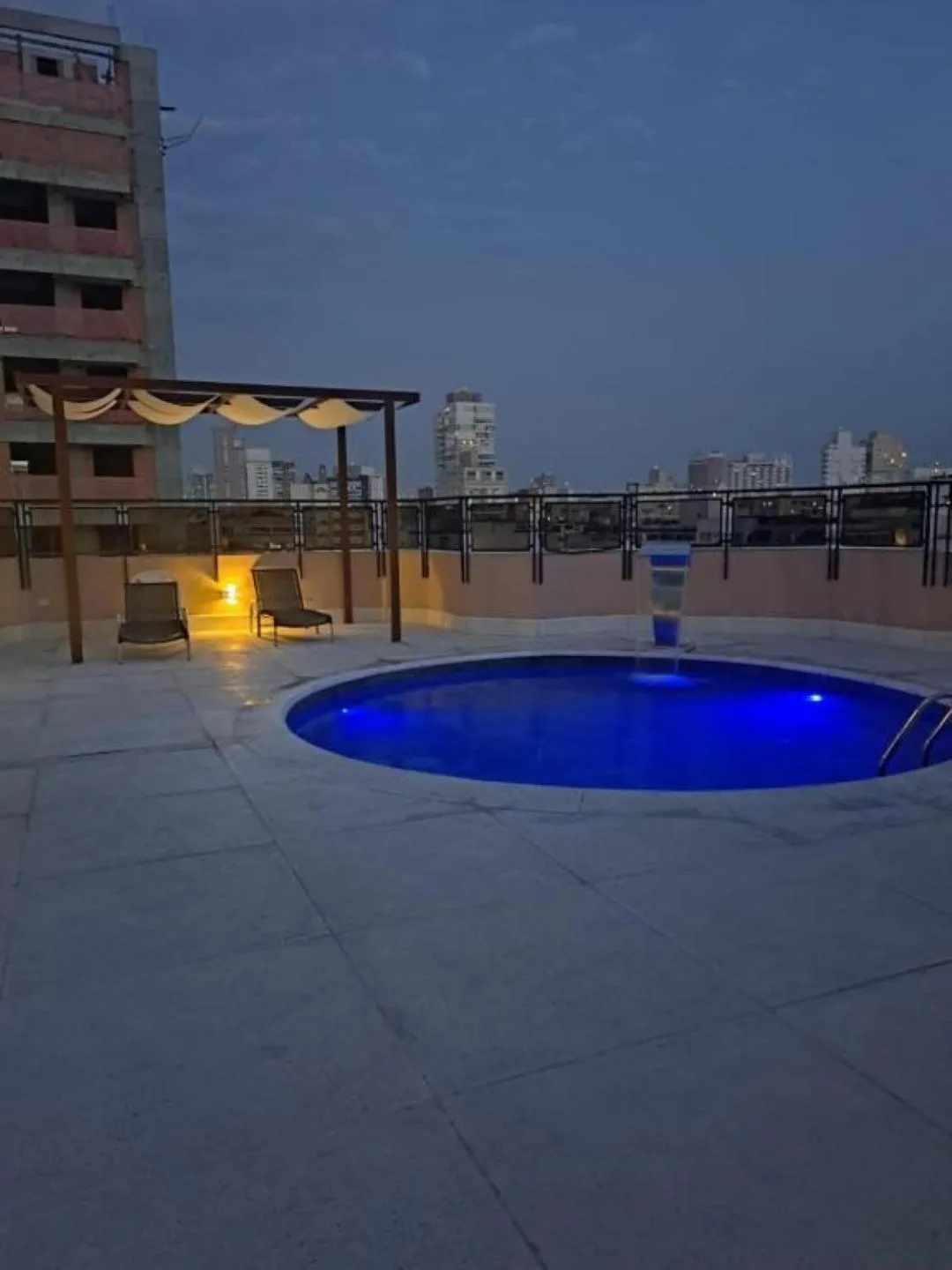 Swimming pool in Cosmopolitan Praia Flat