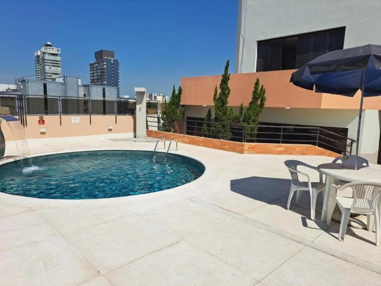 Swimming pool in Cosmopolitan Praia Flat