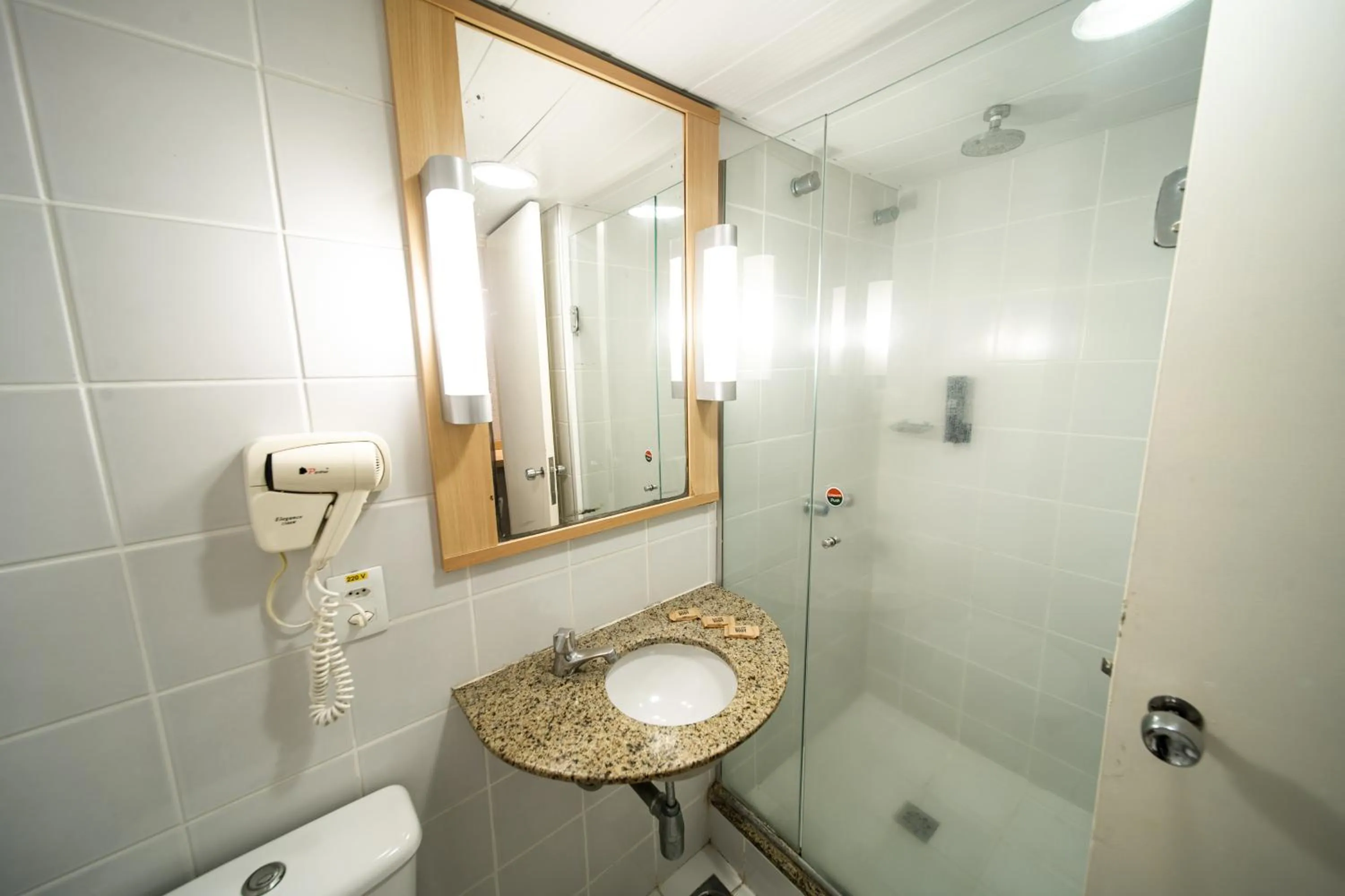 Shower in ibis Fortaleza Praia de Iracema