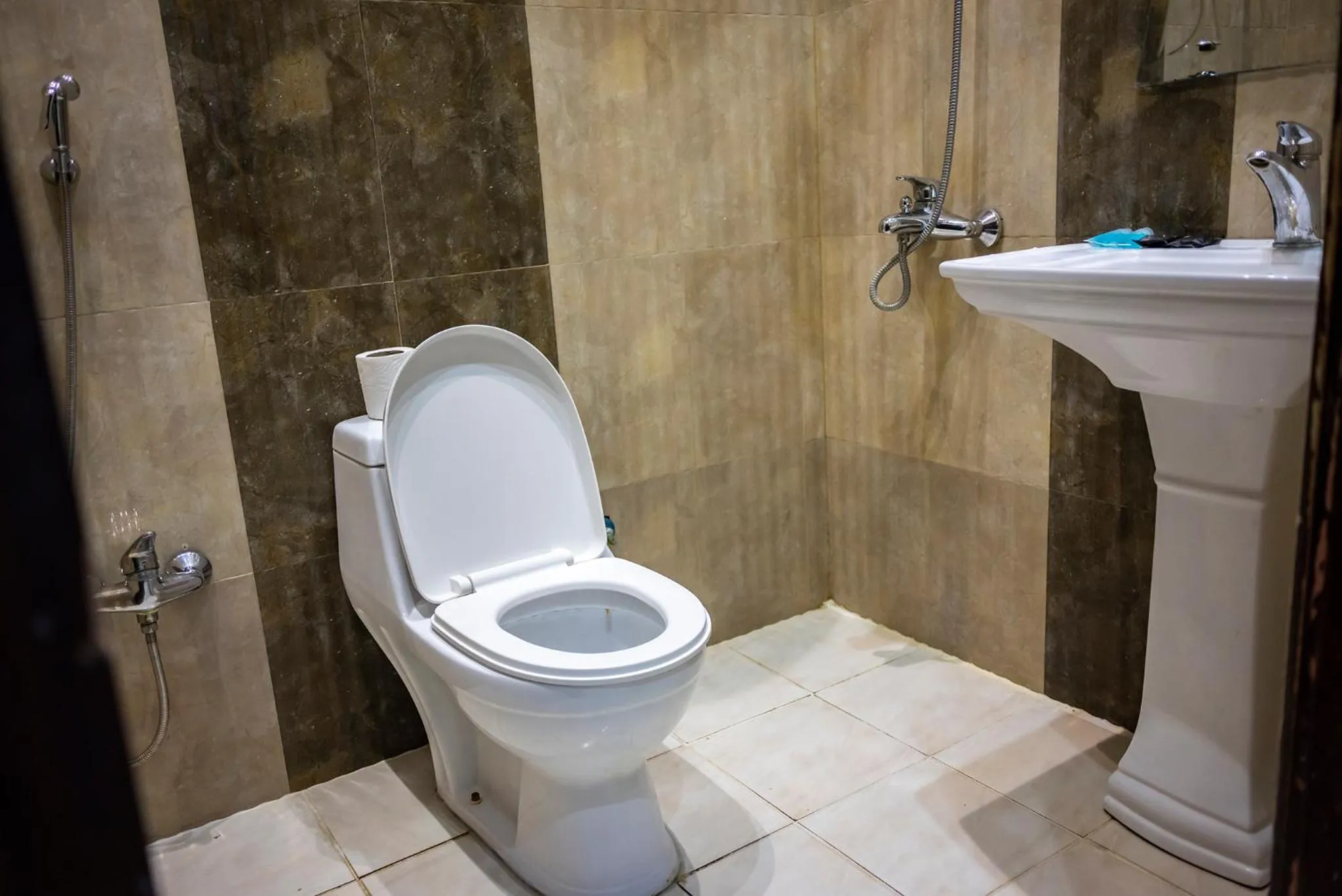 Shower in شقق اهلين اربعة للشقق المخدومة