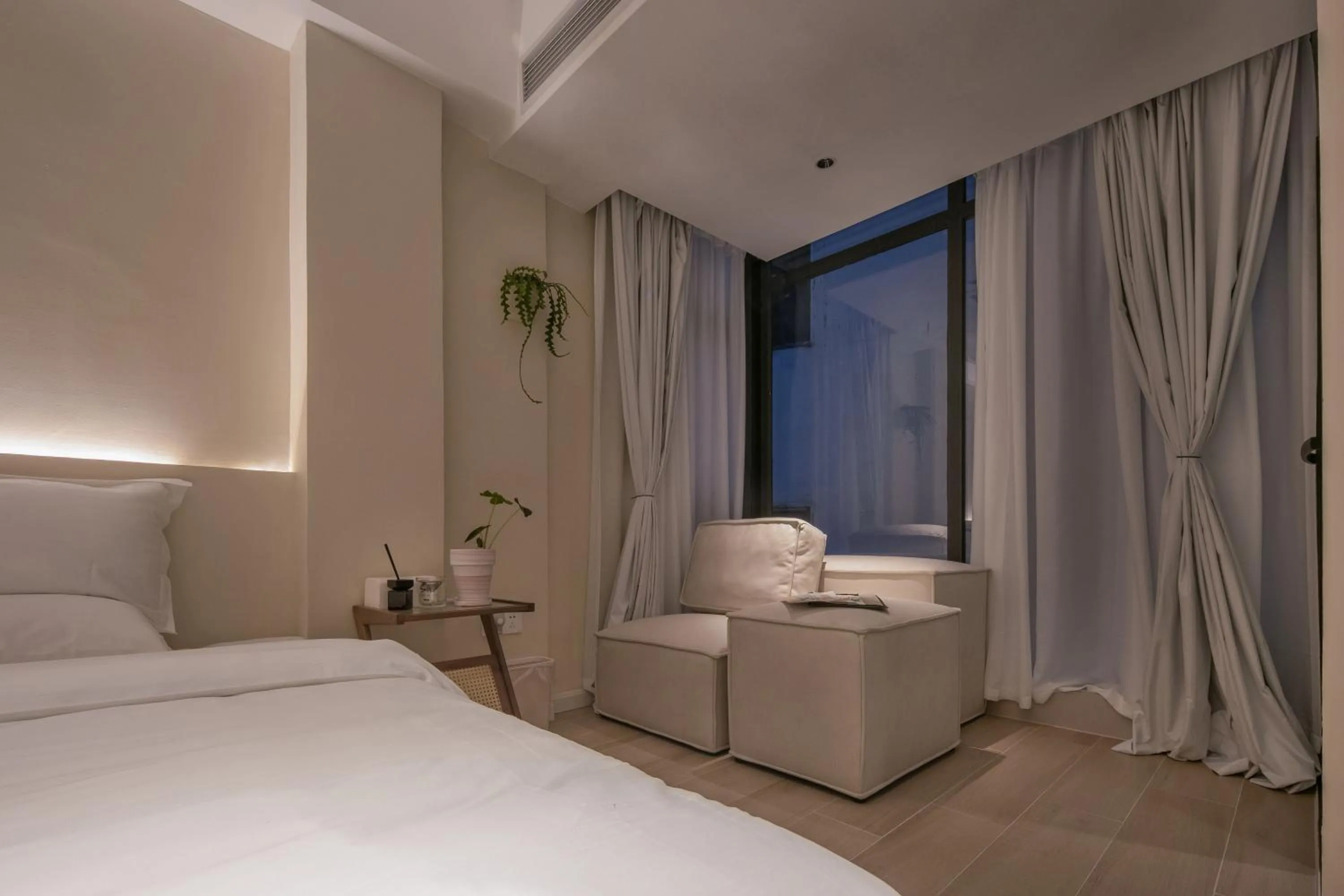 Seating area, Bed in IM Waiting Hotel