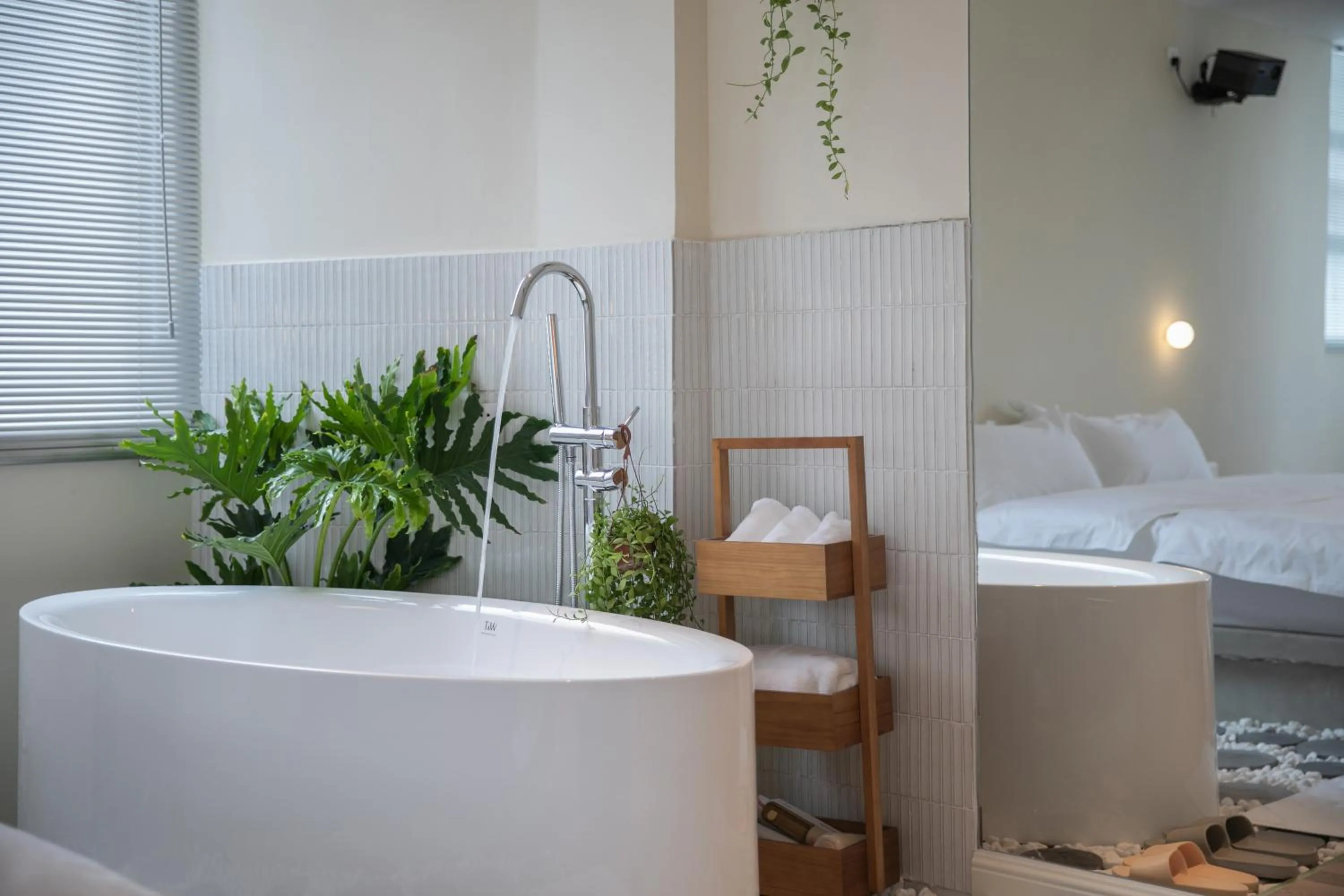 Bath, Bed in IM Waiting Hotel