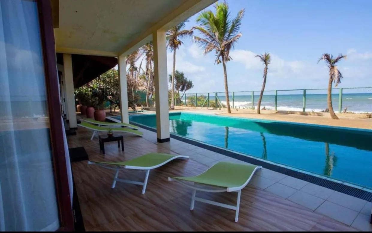 Day in Reef Bungalow Hotel