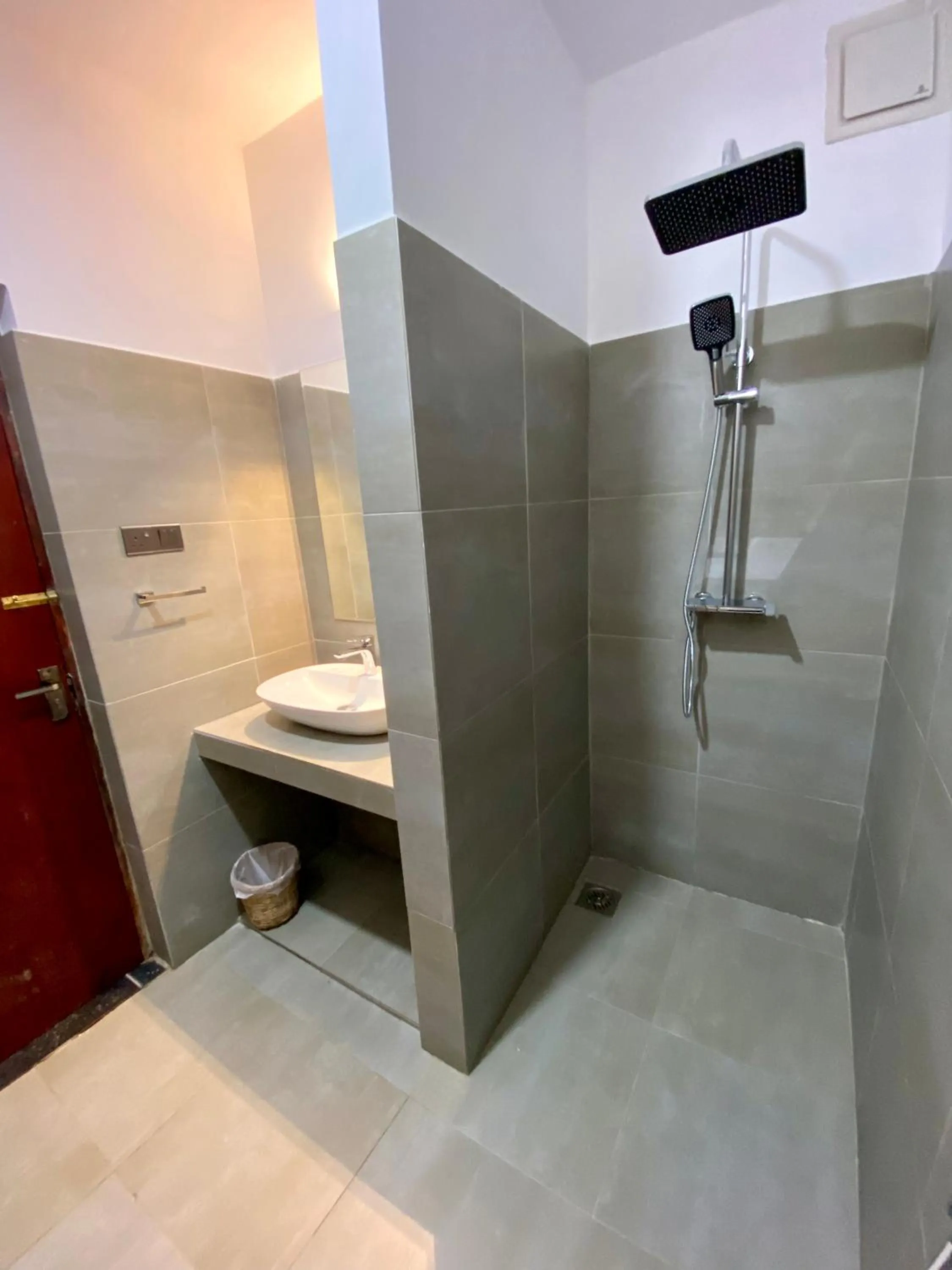 Shower in Reef Bungalow Hotel