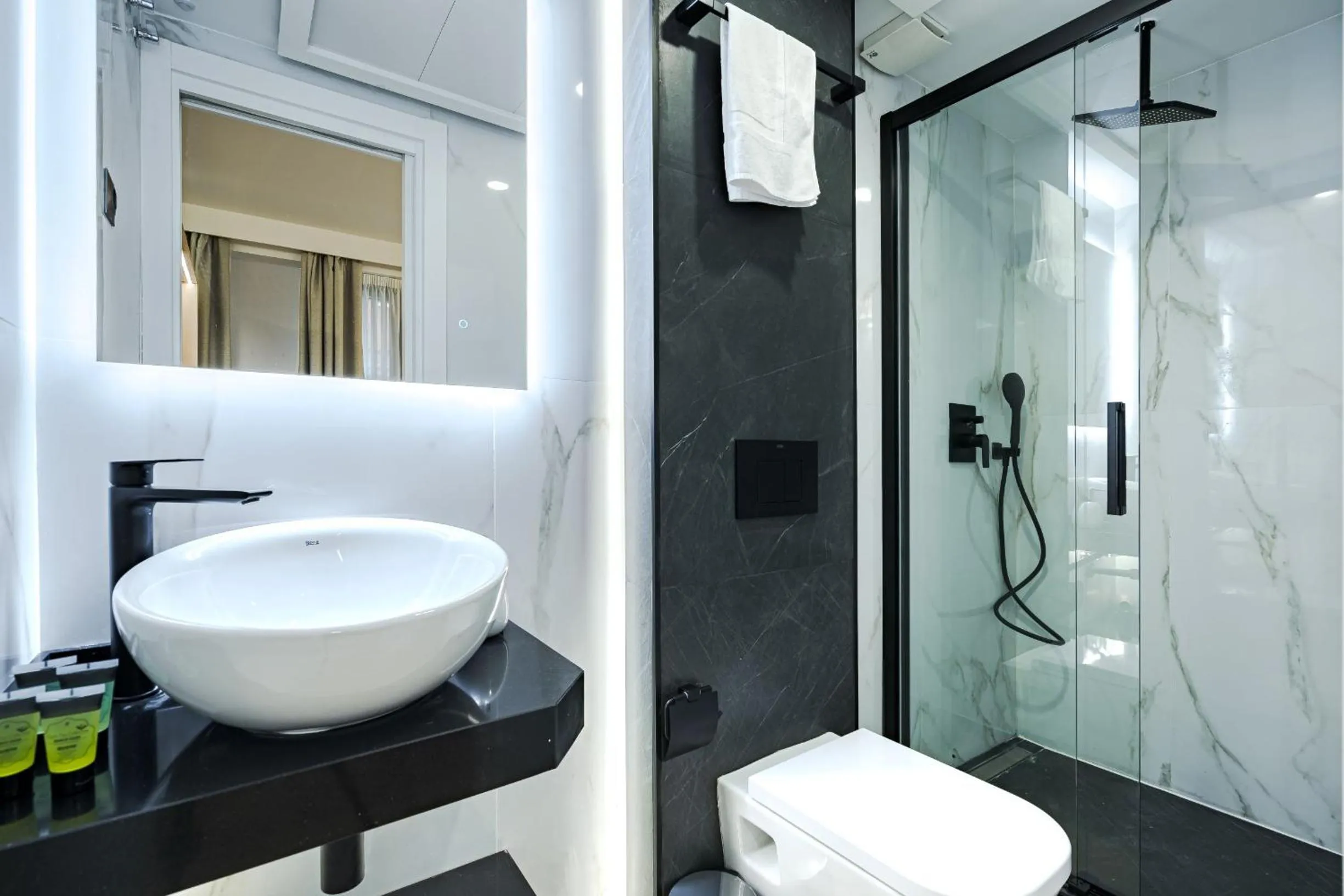 Shower in Feelathome Ventas Suites