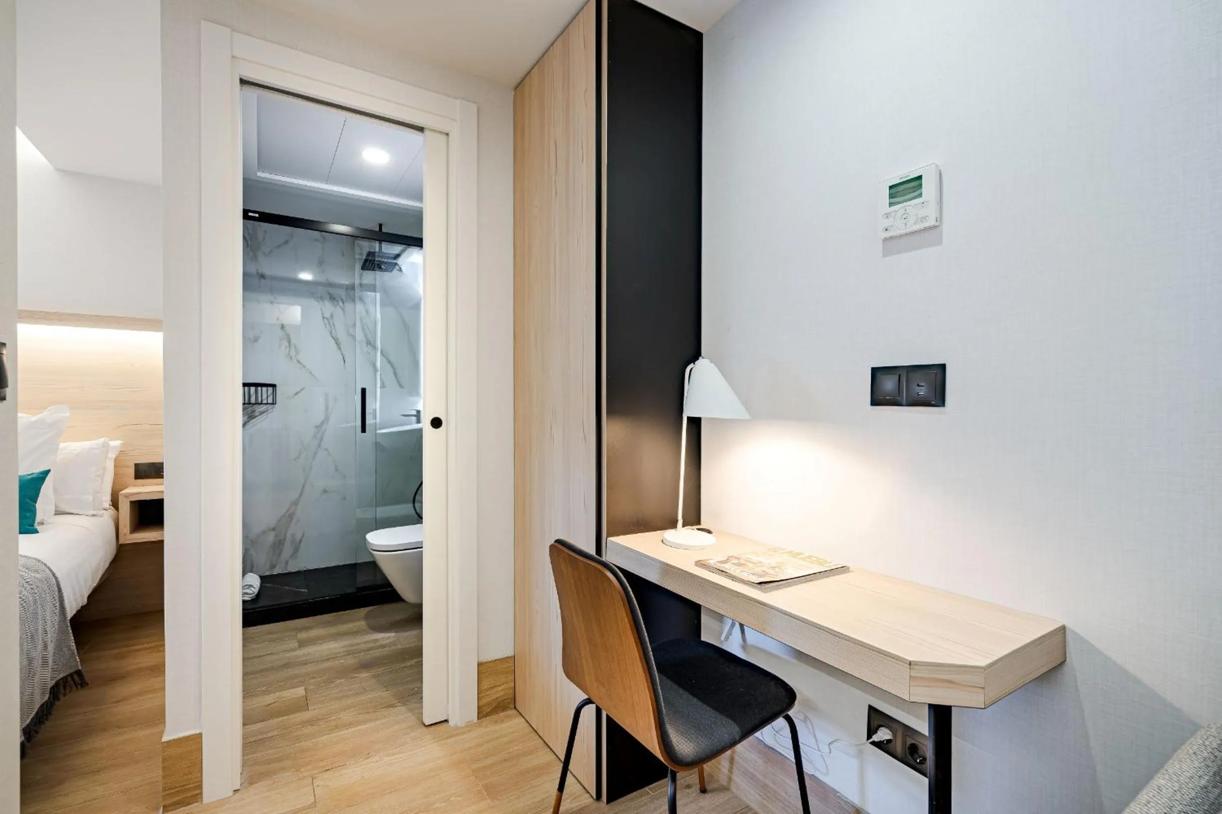 Shower, Bed in Feelathome Ventas Suites