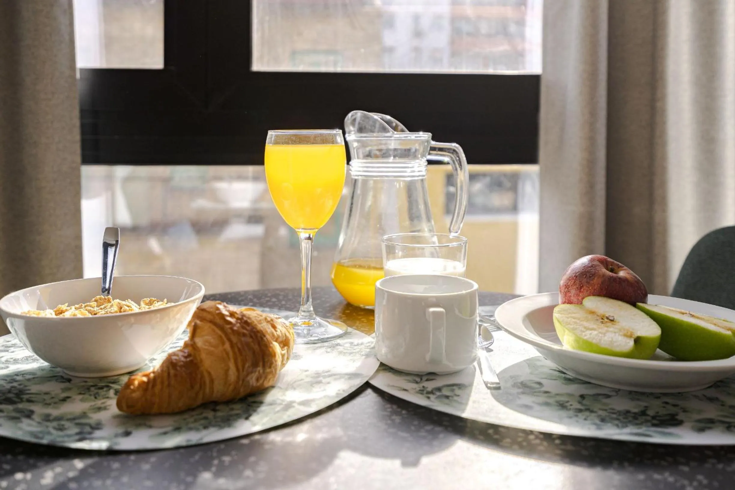 Food and drinks in Feelathome Ventas Suites