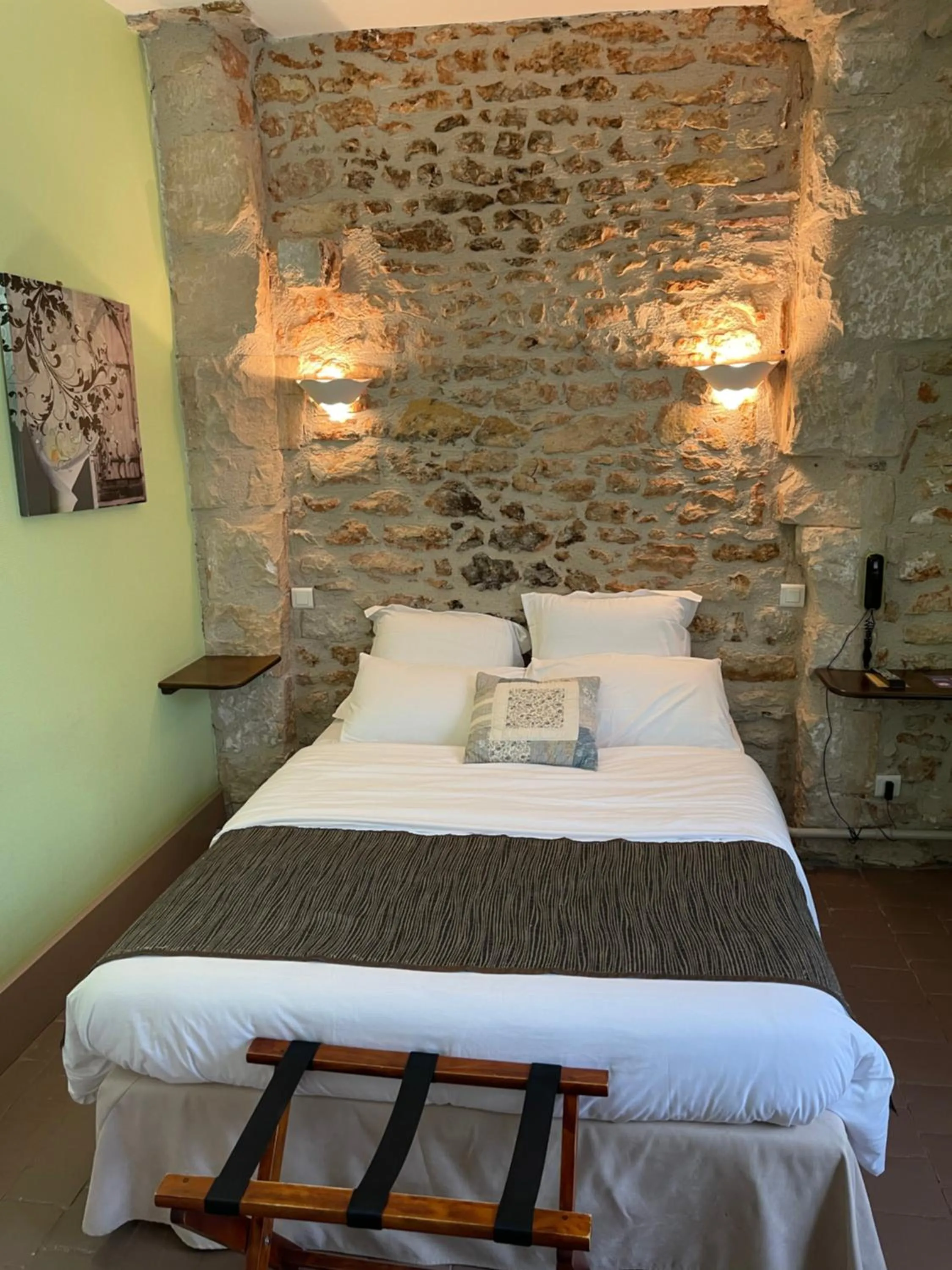 Bed in Le Grand Monarque Donzy