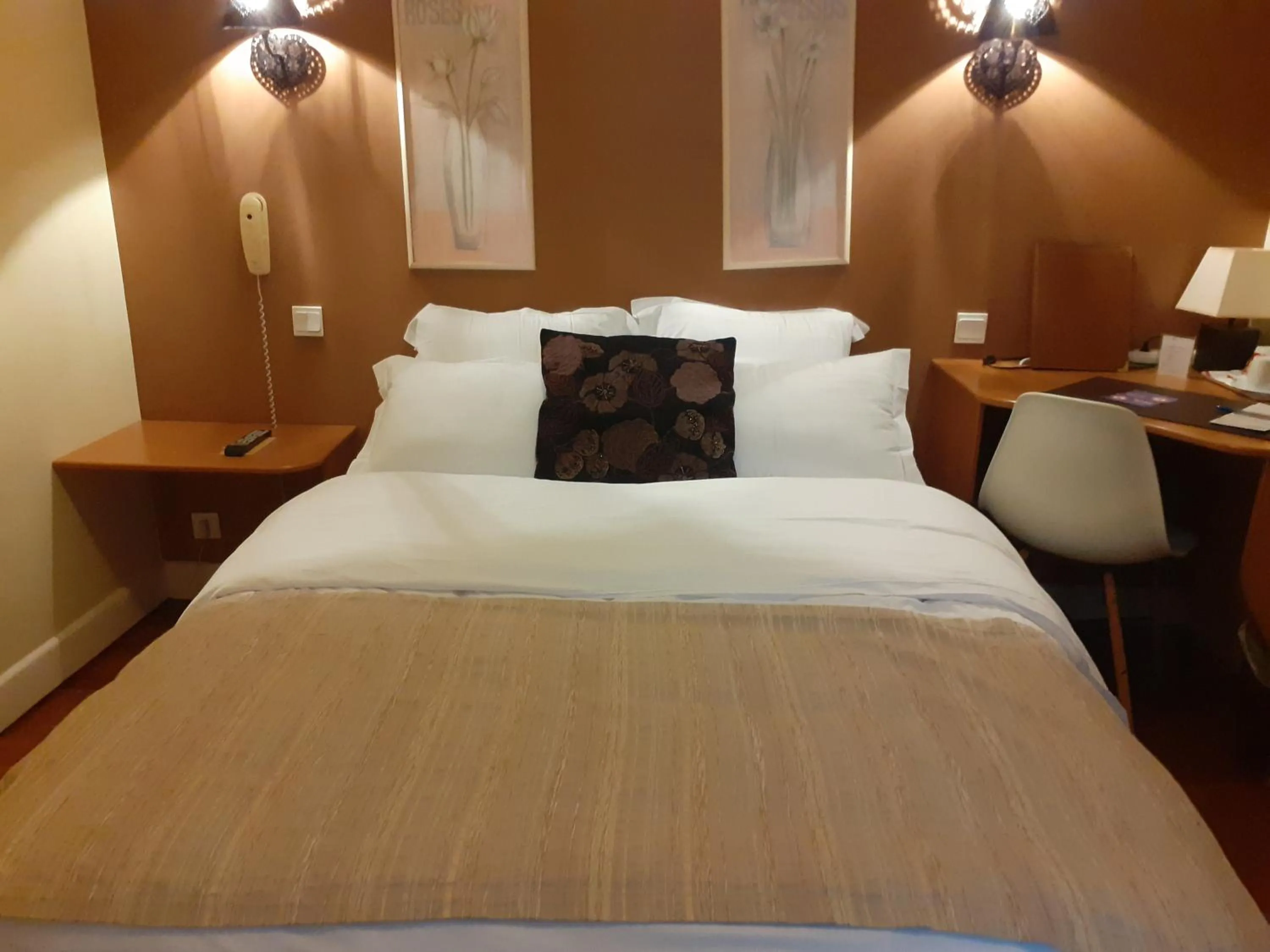 Bed in Le Grand Monarque Donzy