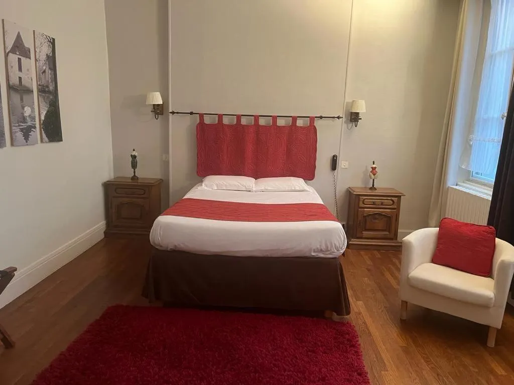 Bed in Le Grand Monarque Donzy