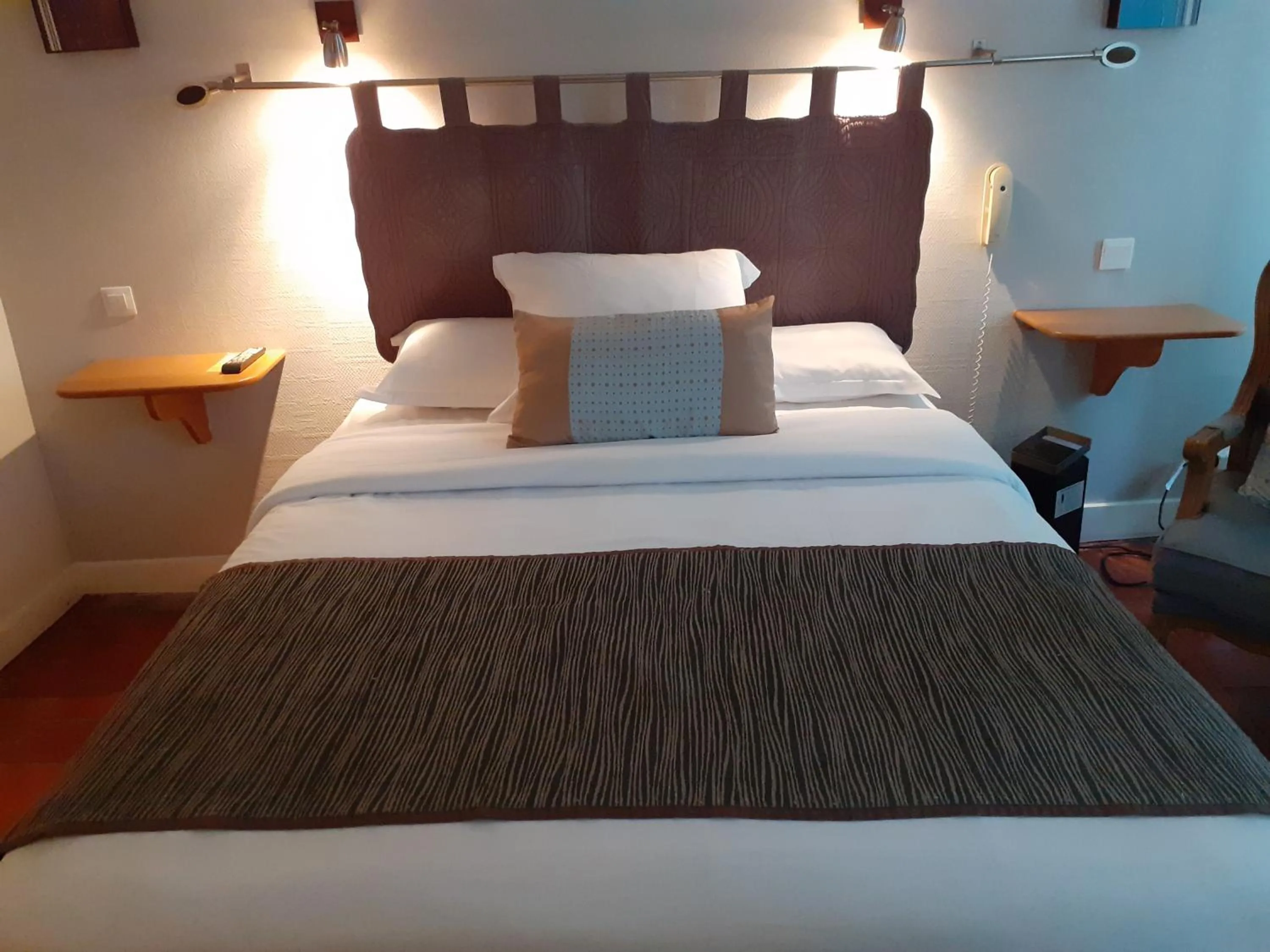 Bedroom, Bed in Le Grand Monarque Donzy