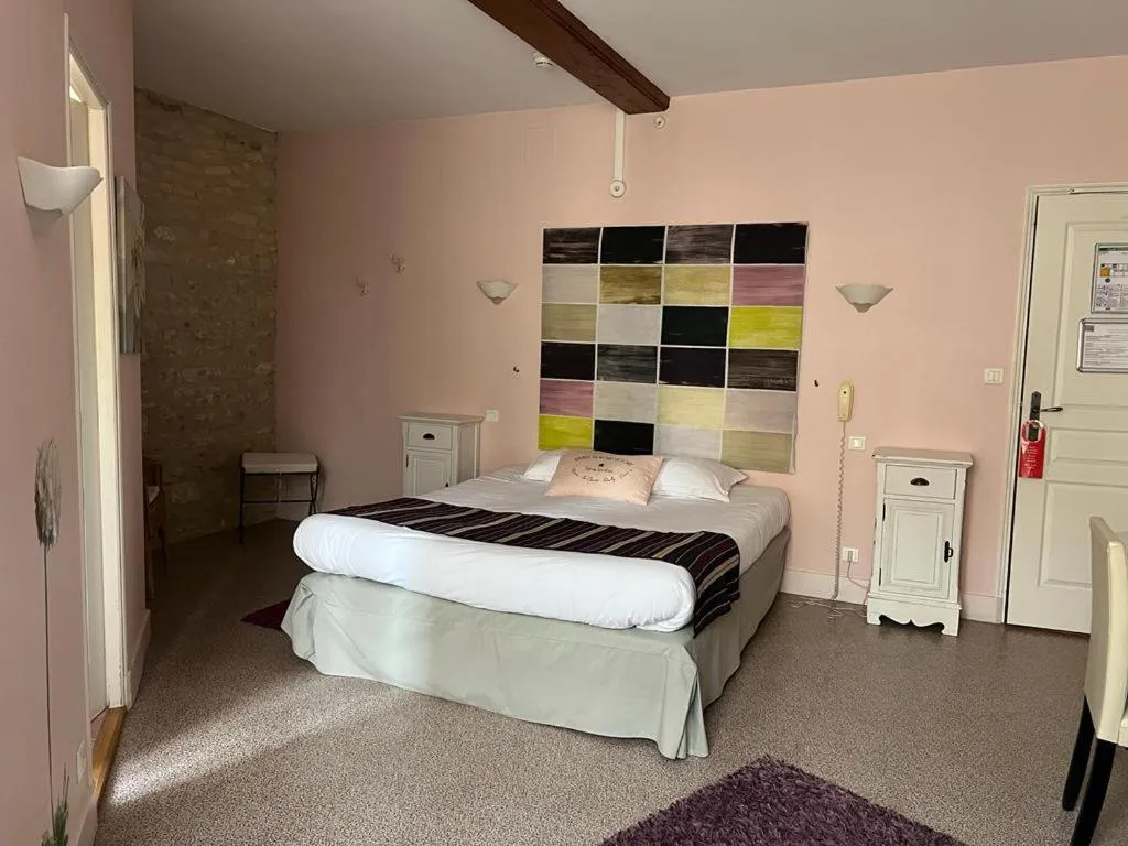 Bedroom, Bed in Le Grand Monarque Donzy