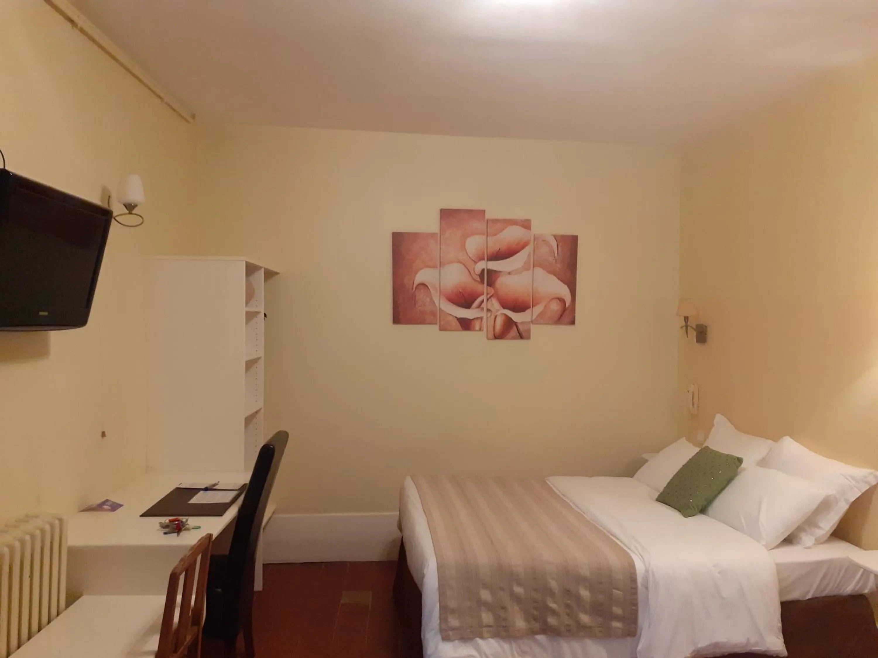 hair dresser, Bed in Le Grand Monarque Donzy