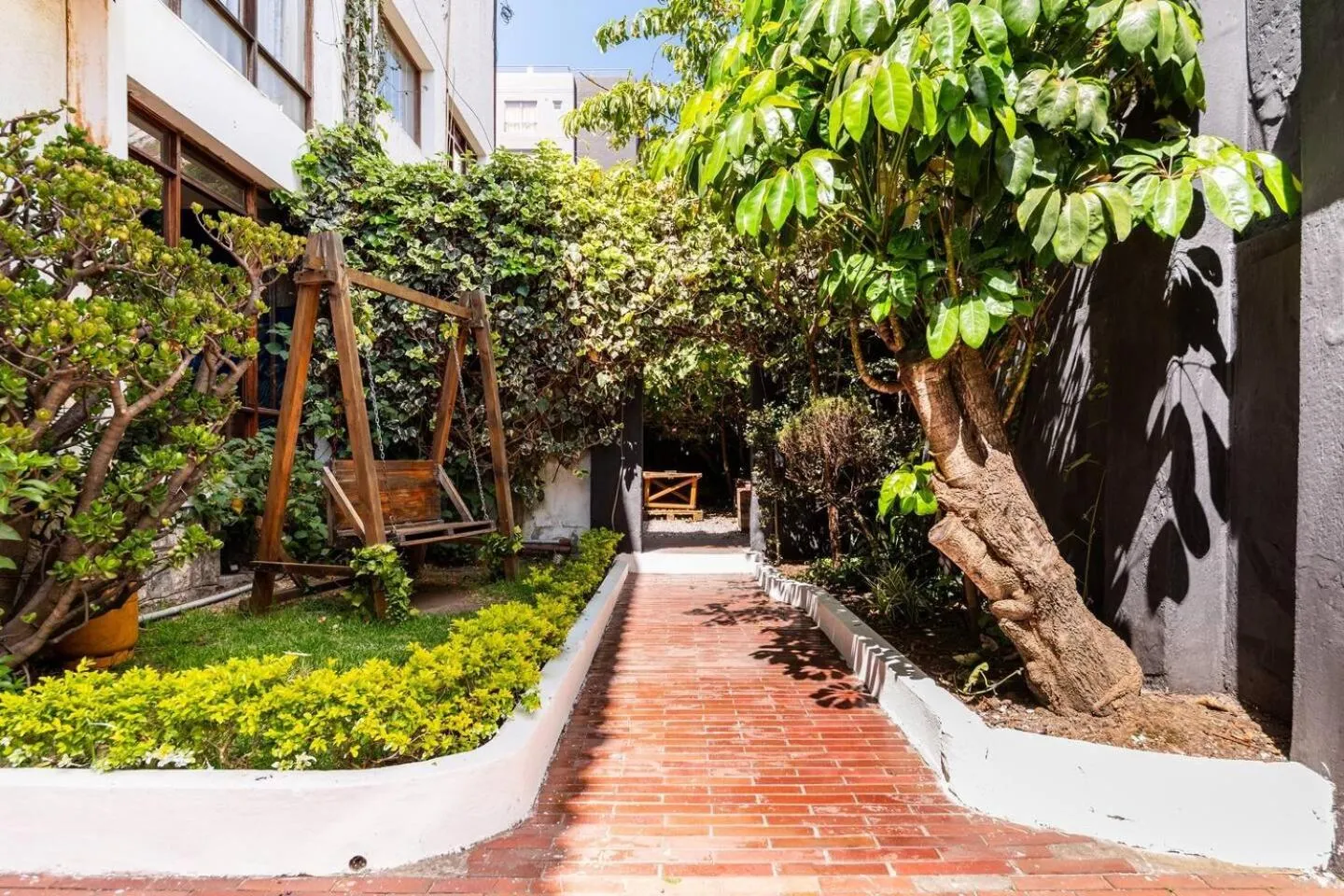 Garden view in Blue house La Floresta