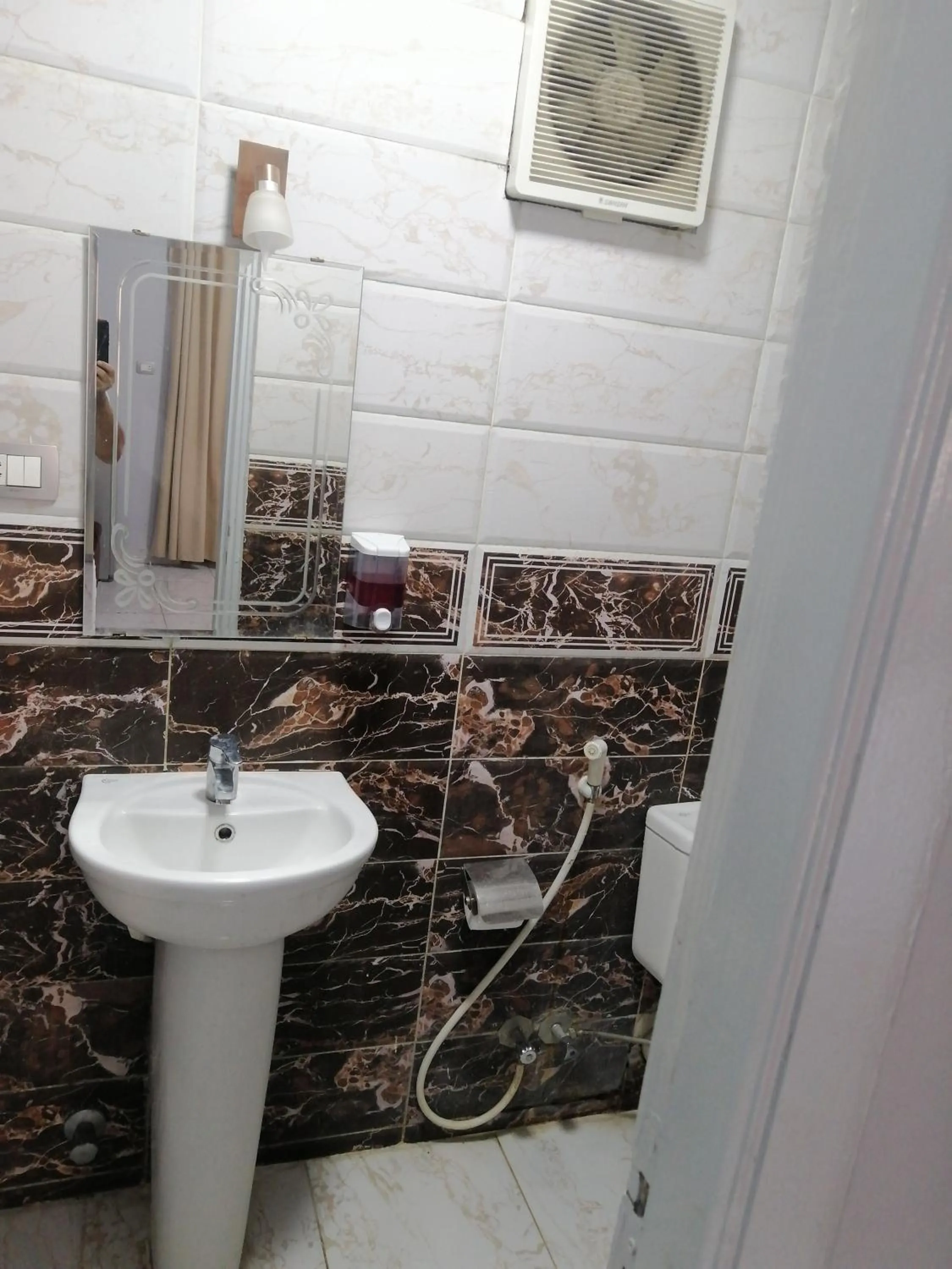 Toilet in Gardenia Hotel