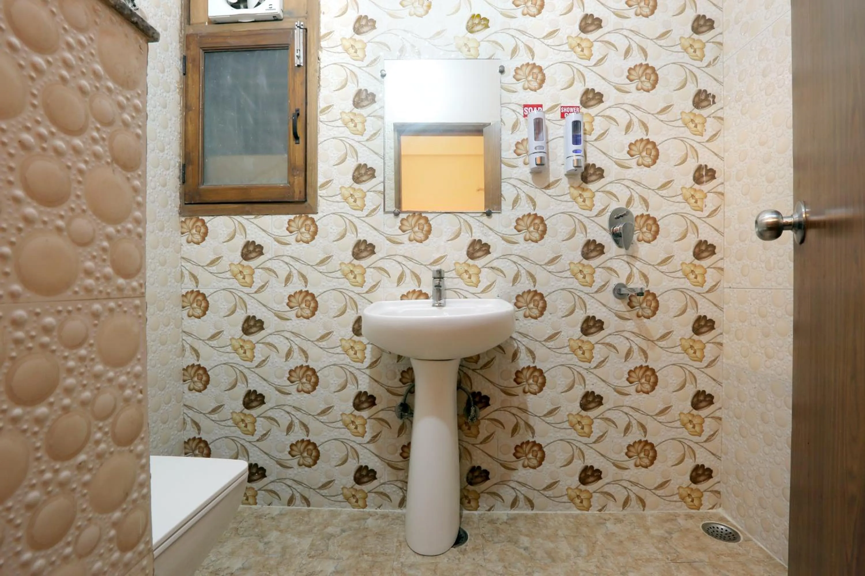 Shower in Hotel Ginger Palace By Aura