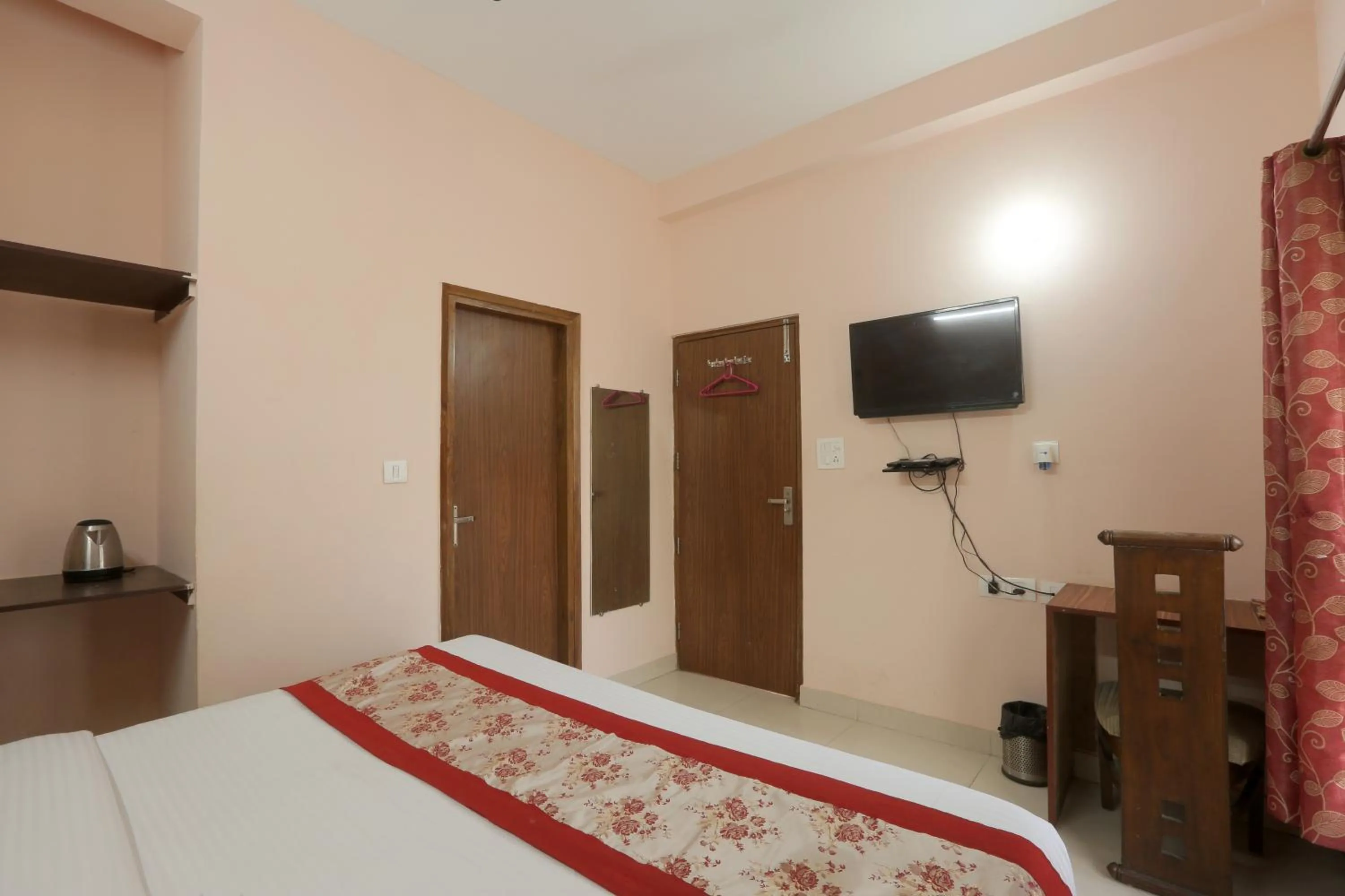 Communal lounge/ TV room in Hotel Ginger Palace By Aura