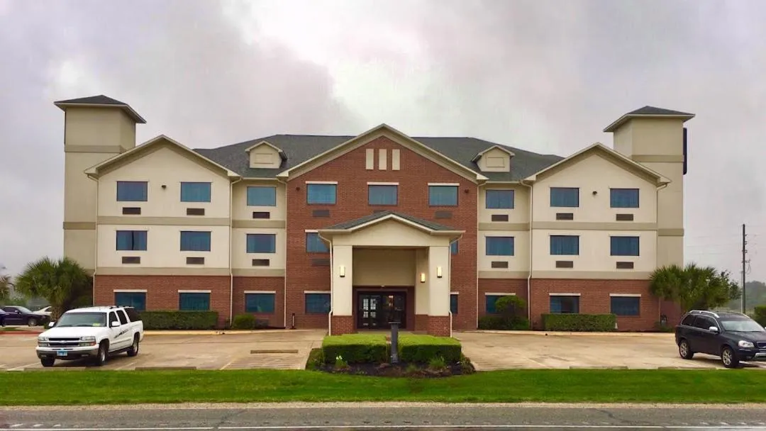 Property building in Franklin Inn & Suites
