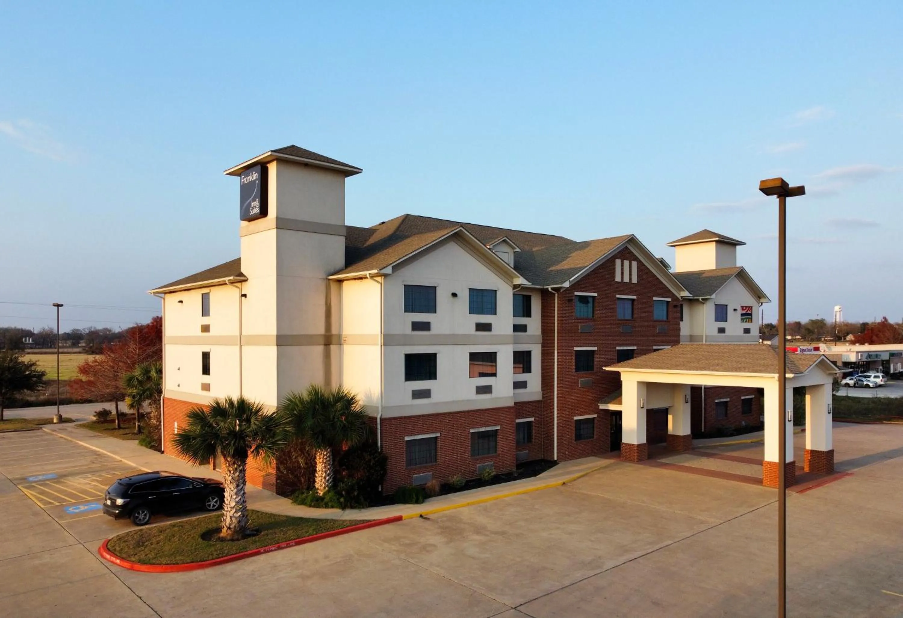 Property building in Franklin Inn & Suites