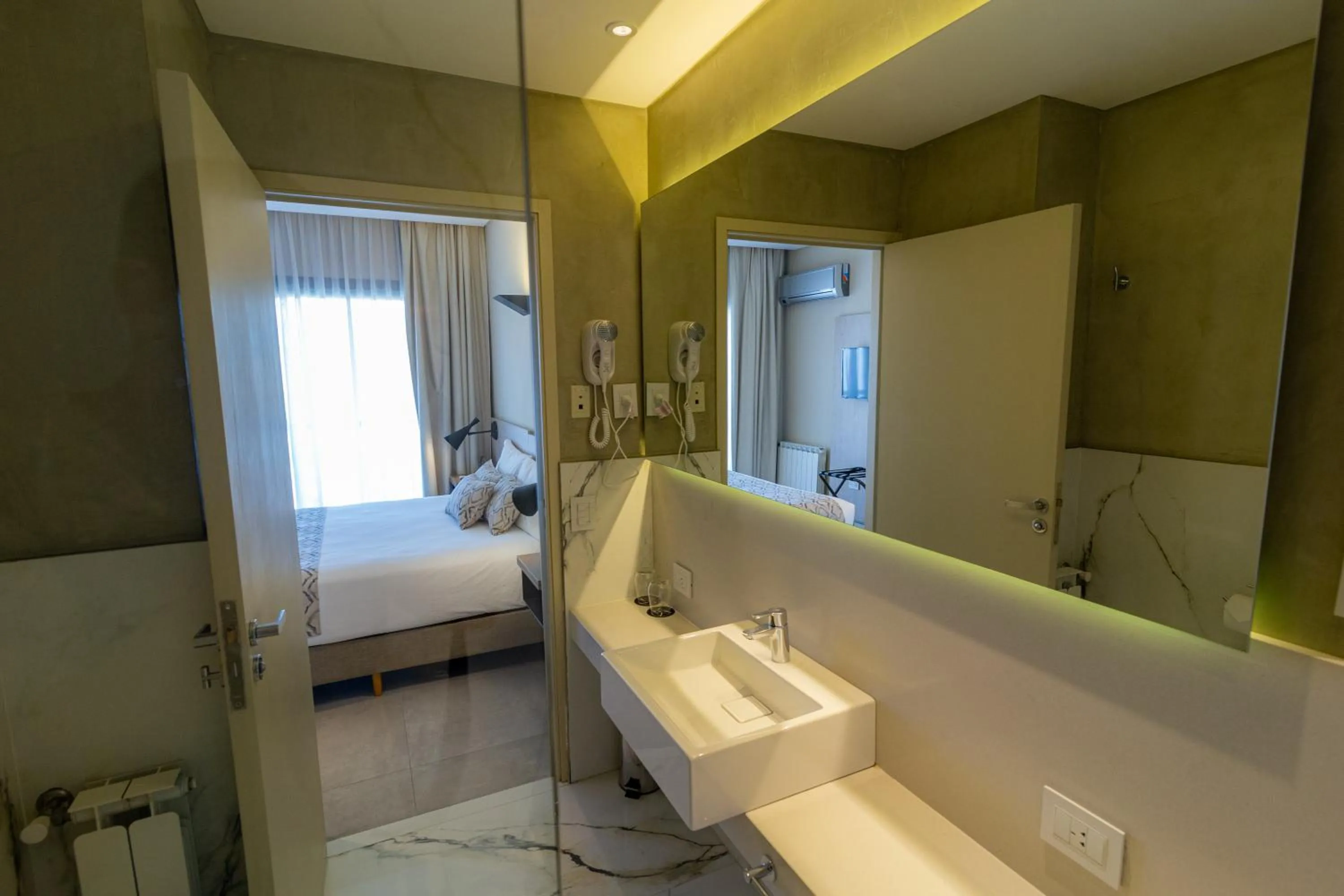 Bathroom, Bed in Hotel Treinta-Seis