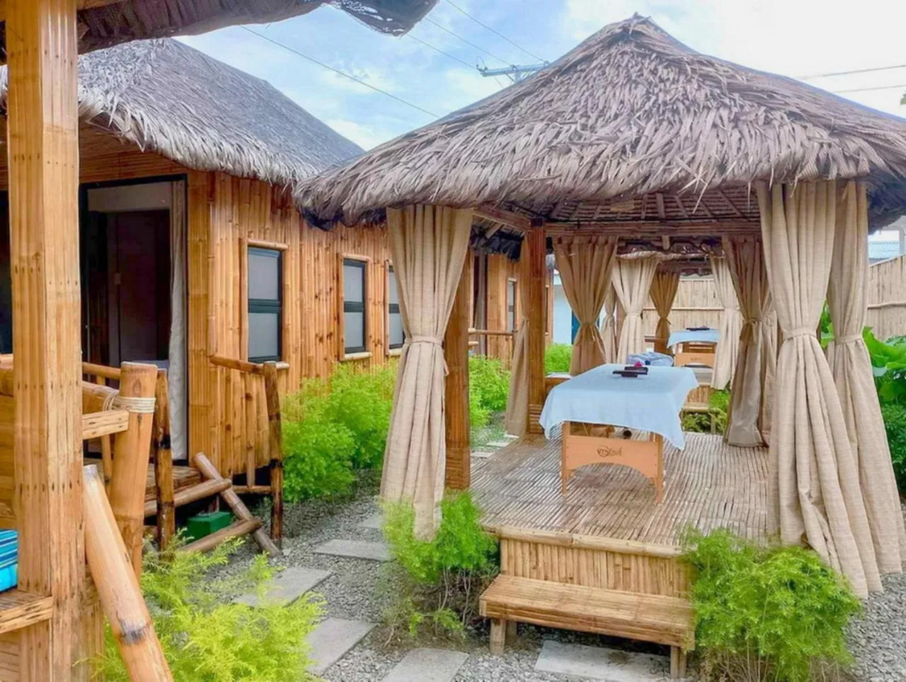 Restaurant/places to eat in UNWND Boutique Hotel Calatagan