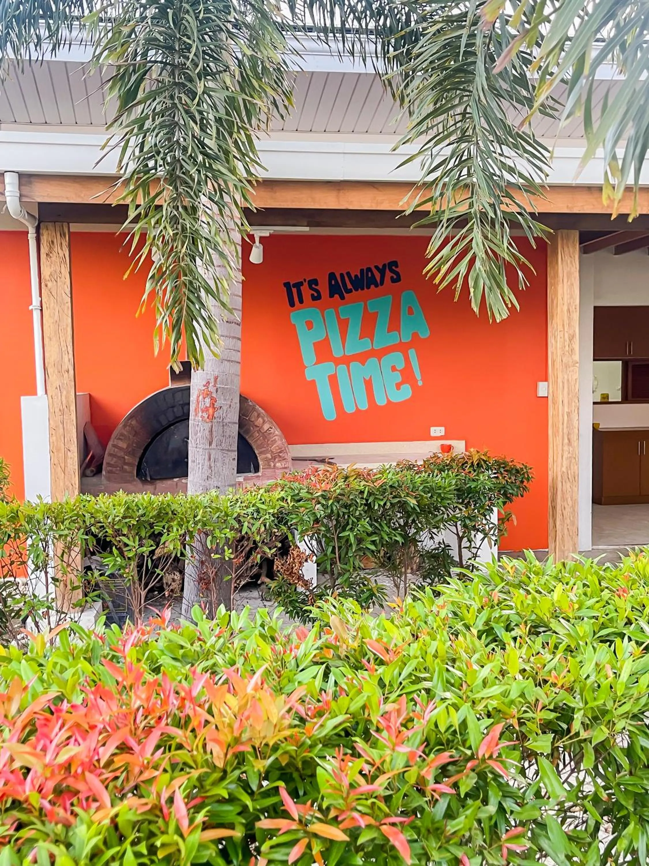 Restaurant/places to eat in UNWND Boutique Hotel Calatagan