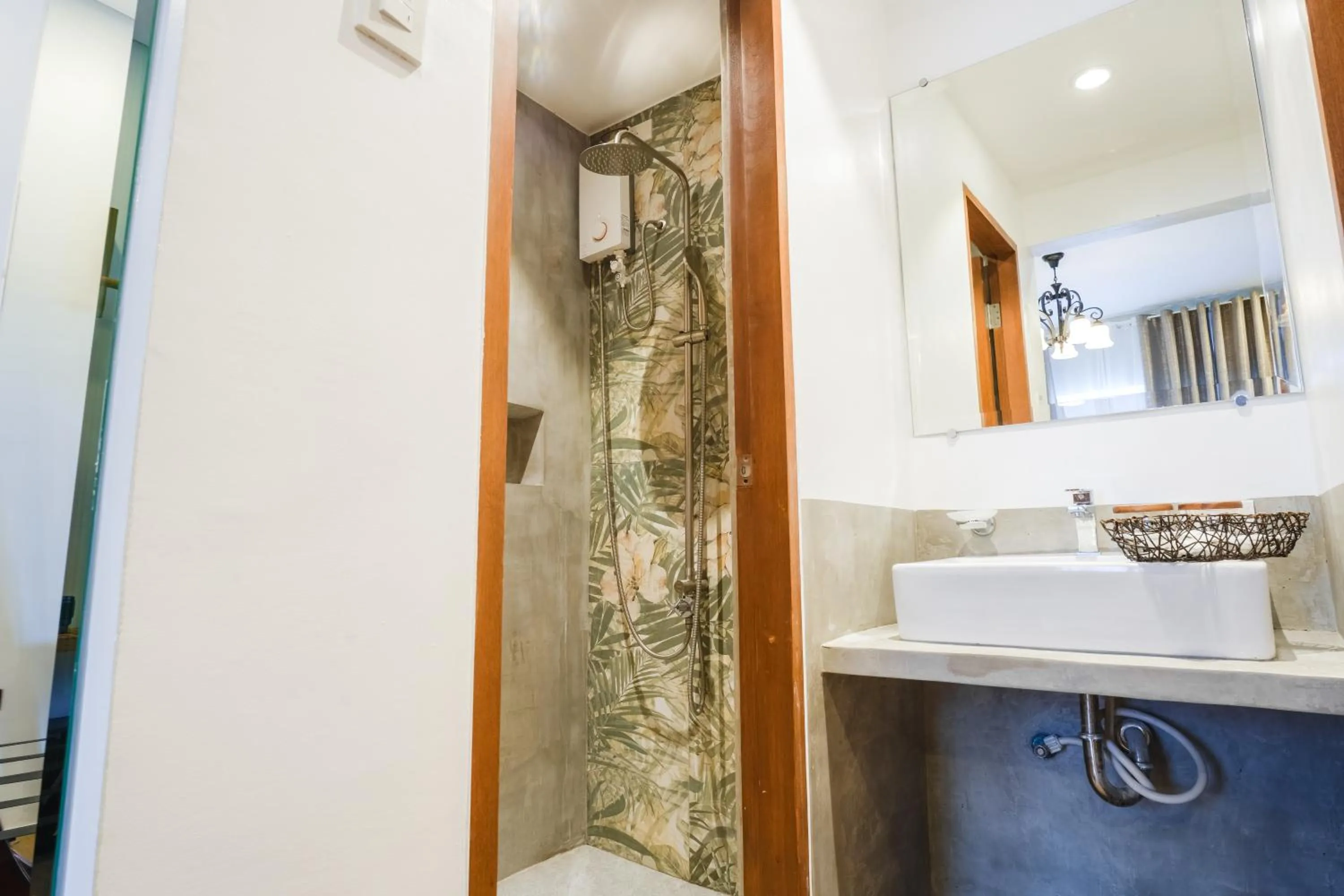 Shower in UNWND Boutique Hotel Calatagan