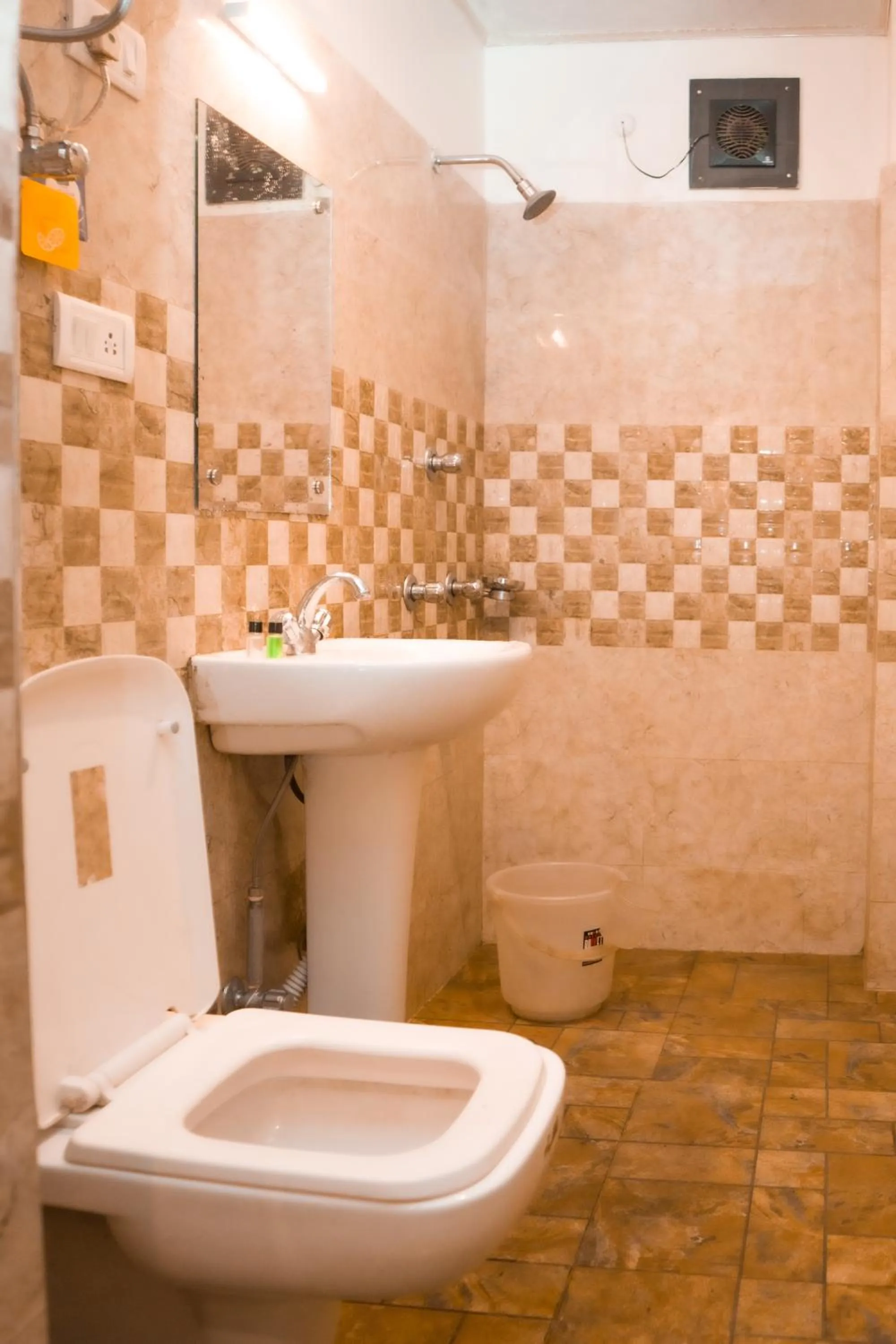 Shower in Hotel Siddhi Vinayak Regency, Mg Marg