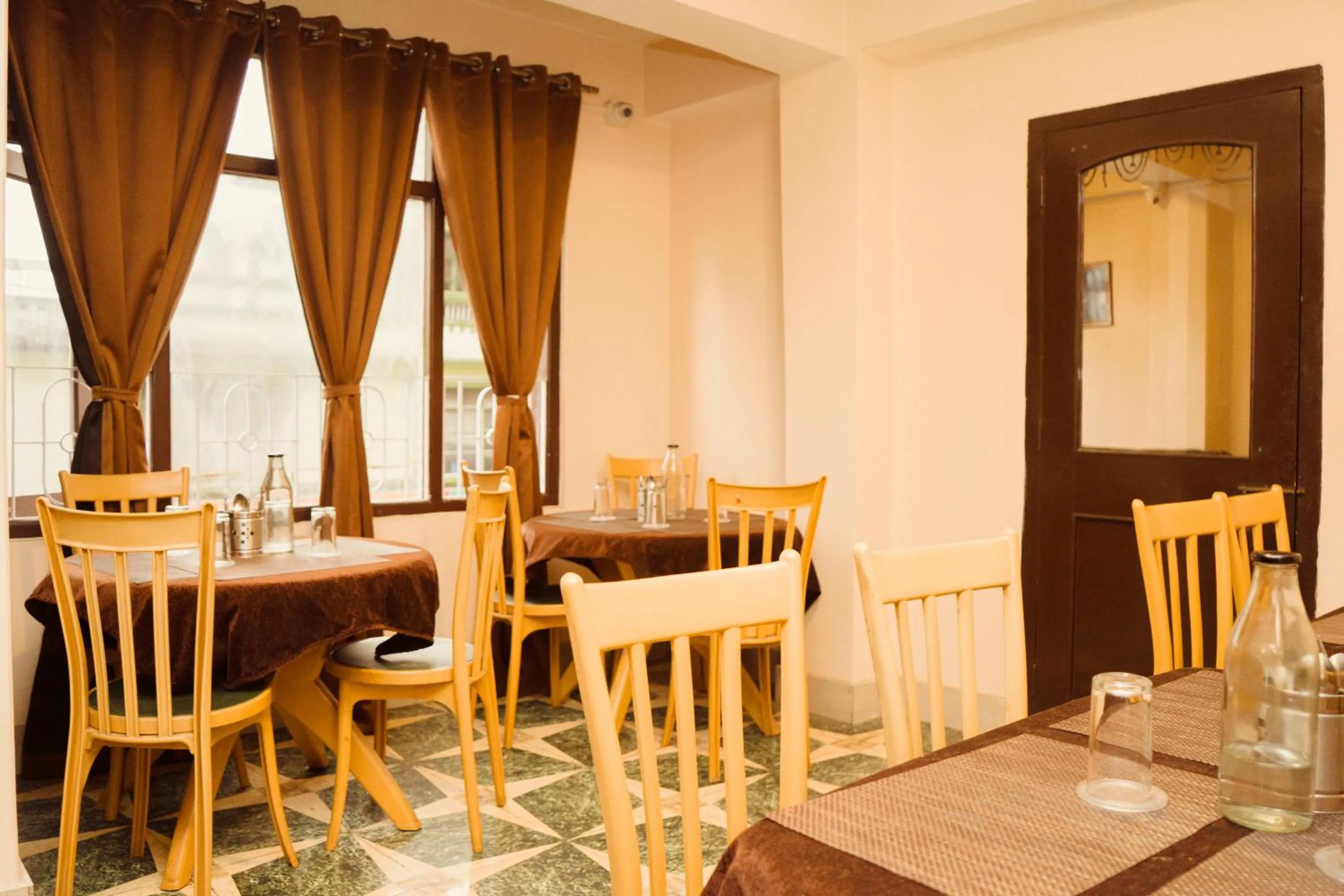 Restaurant/places to eat in Hotel Siddhi Vinayak Regency, Mg Marg