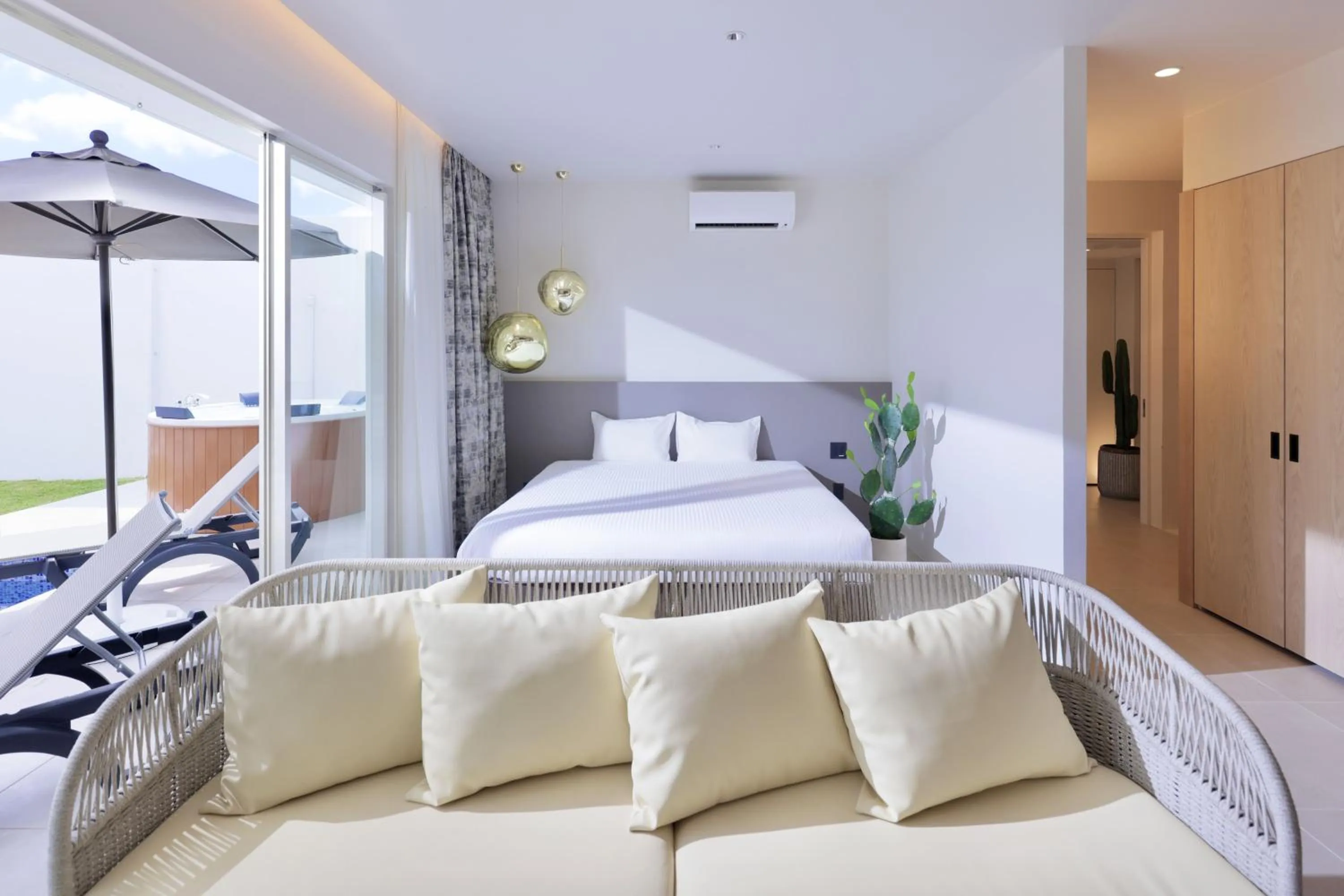 Living room, Bed in Crystal Villa Bayside