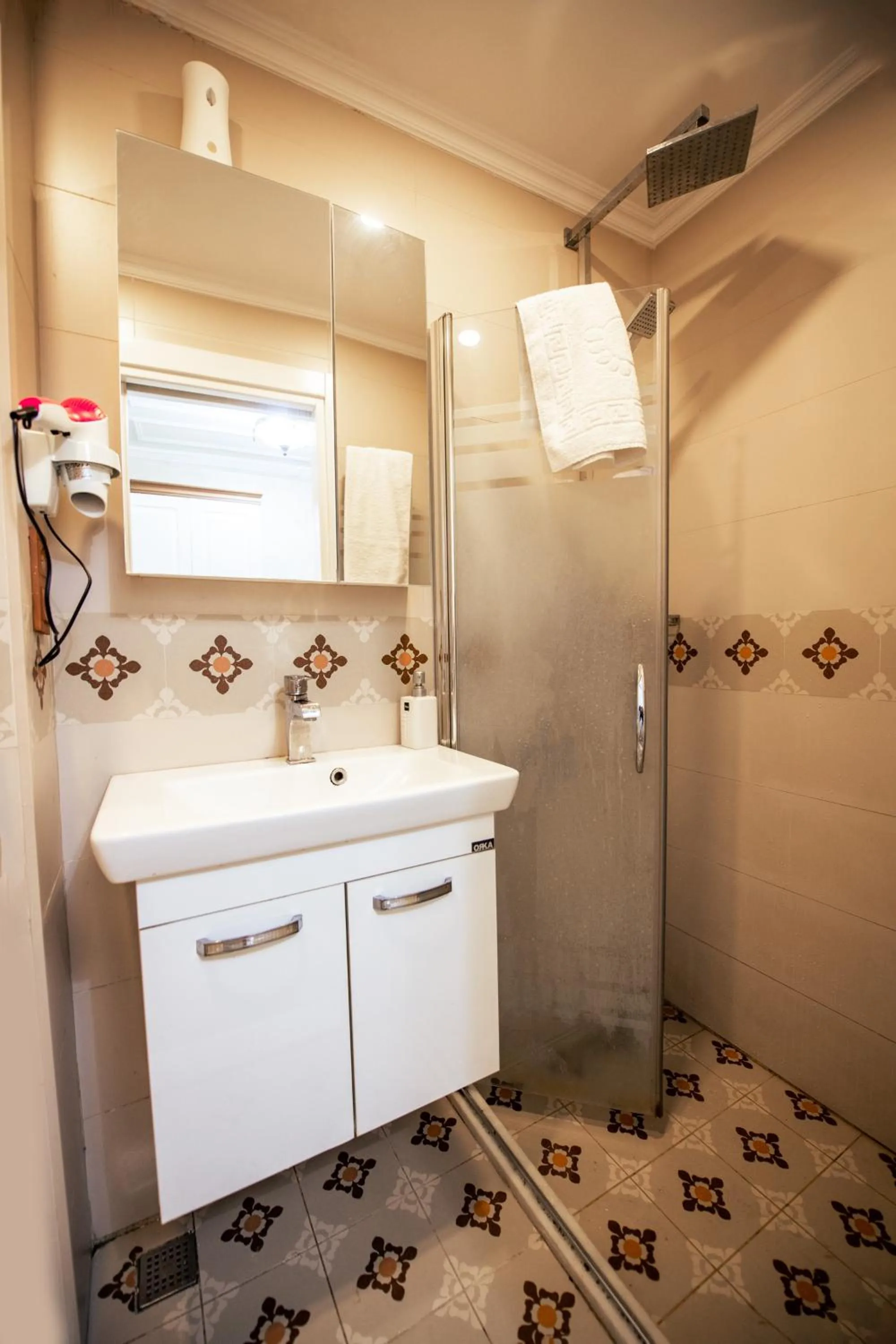 Shower in Linfer Hotel Taksim